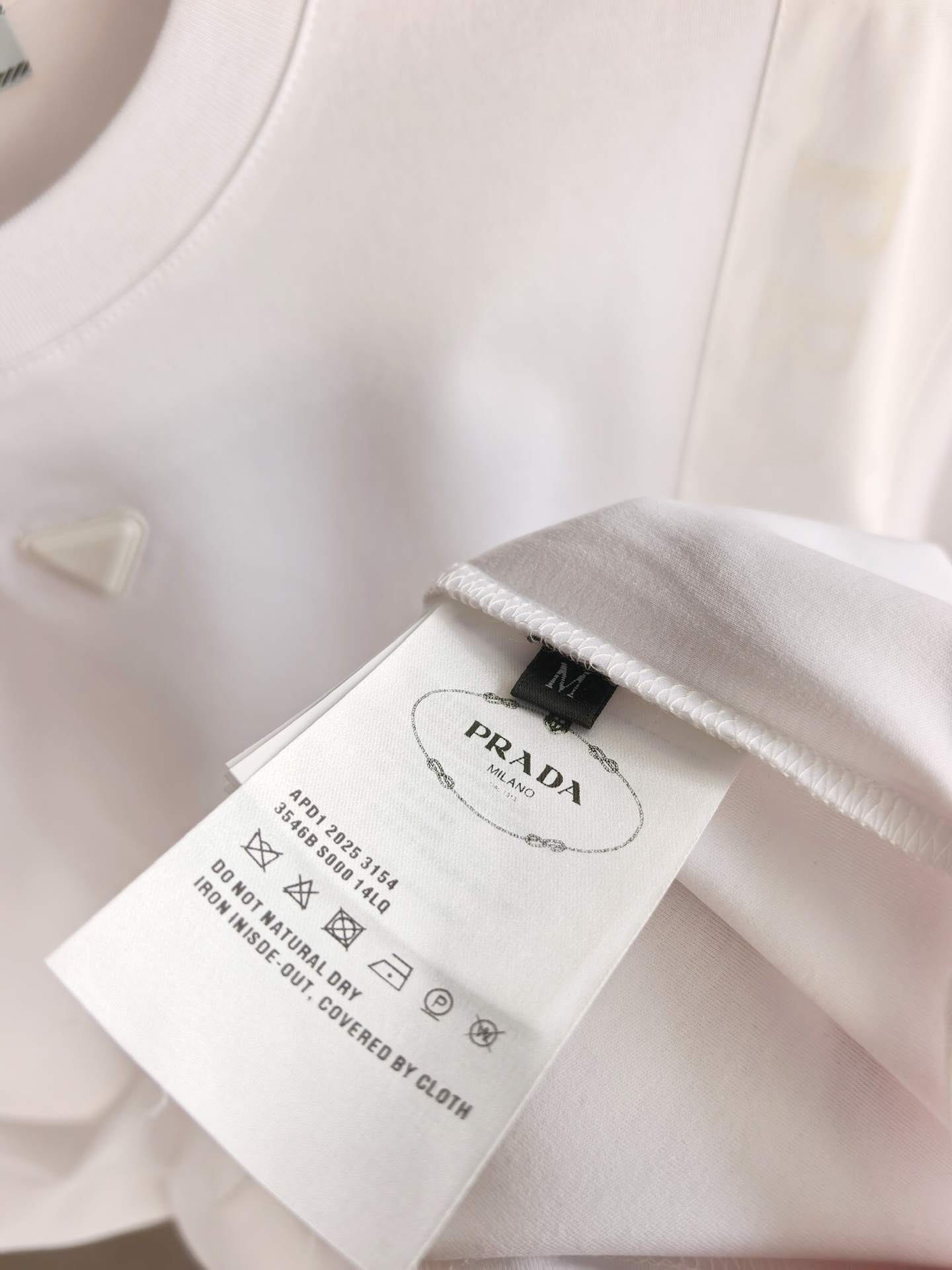 PRADA 普拉达男士圆领T恤，甄选丝光双面棉面料，经双重丝光工艺打磨，棉纤维如丝绸般莹润亮泽，正反两面