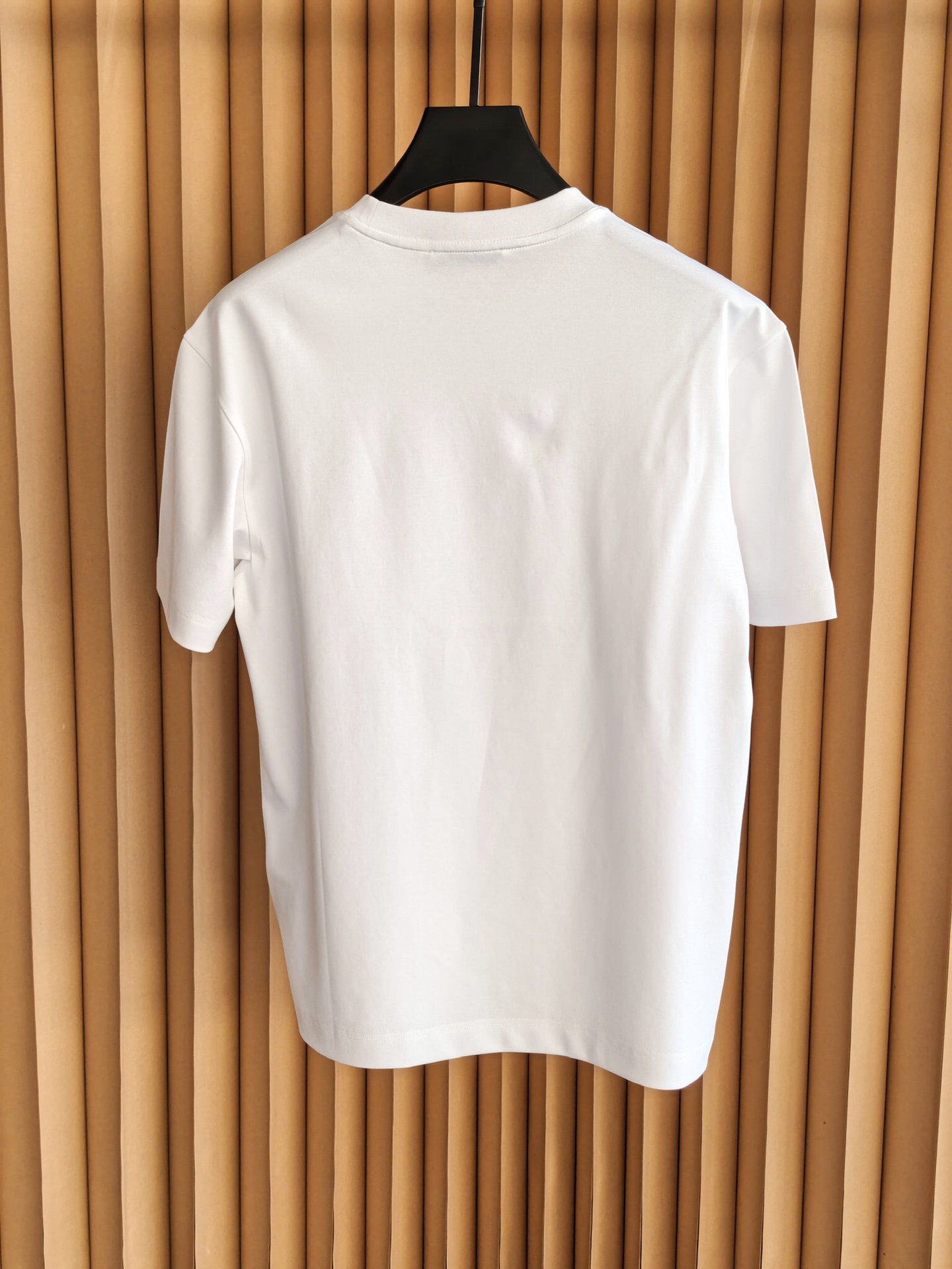 PRADA 普拉达男士圆领T恤，甄选丝光双面棉面料，经双重丝光工艺打磨，棉纤维如丝绸般莹润亮泽，正反两面