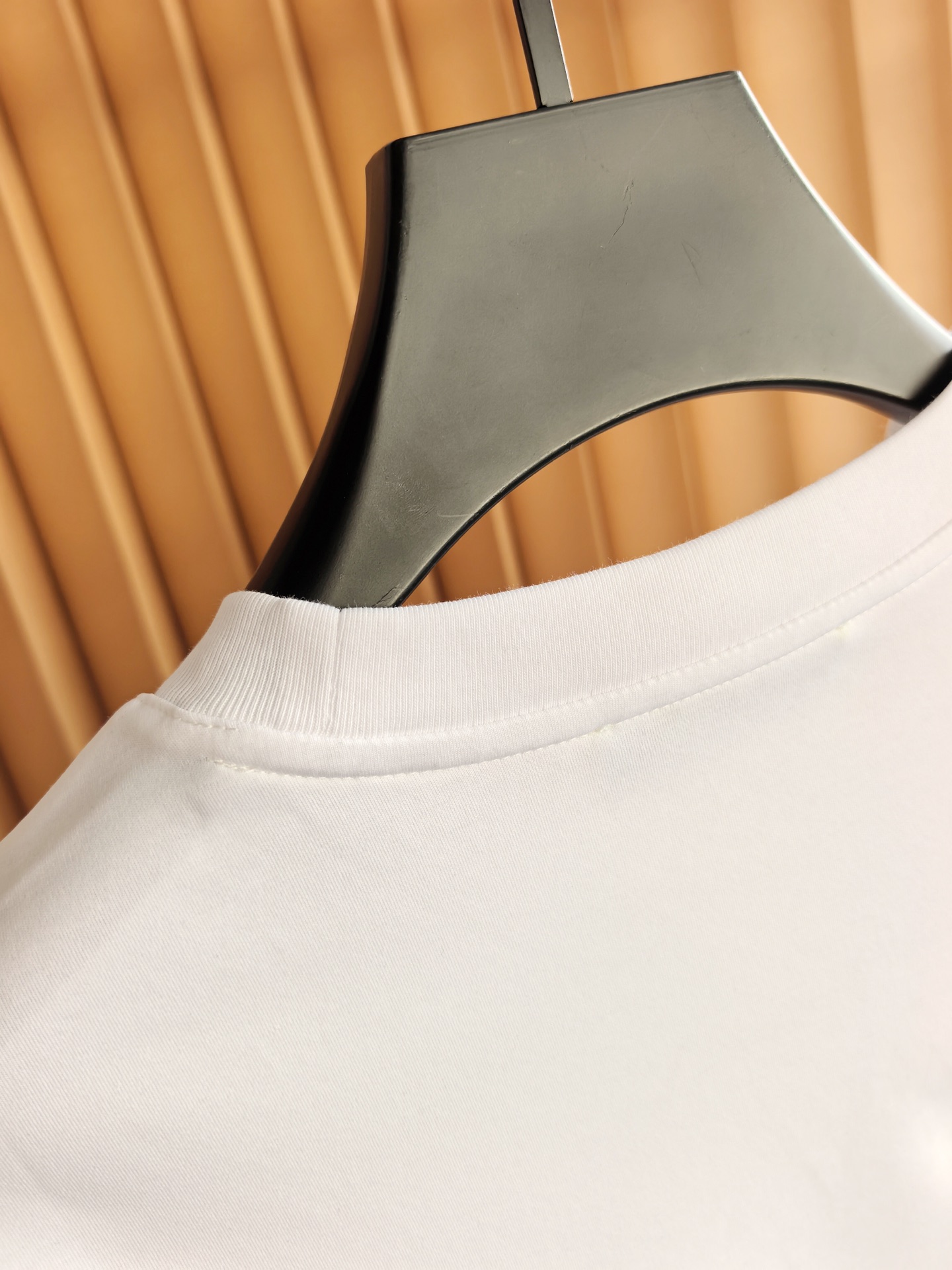 PRADA 普拉达男士圆领T恤，甄选丝光双面棉面料，经双重丝光工艺打磨，棉纤维如丝绸般莹润亮泽，正反两面