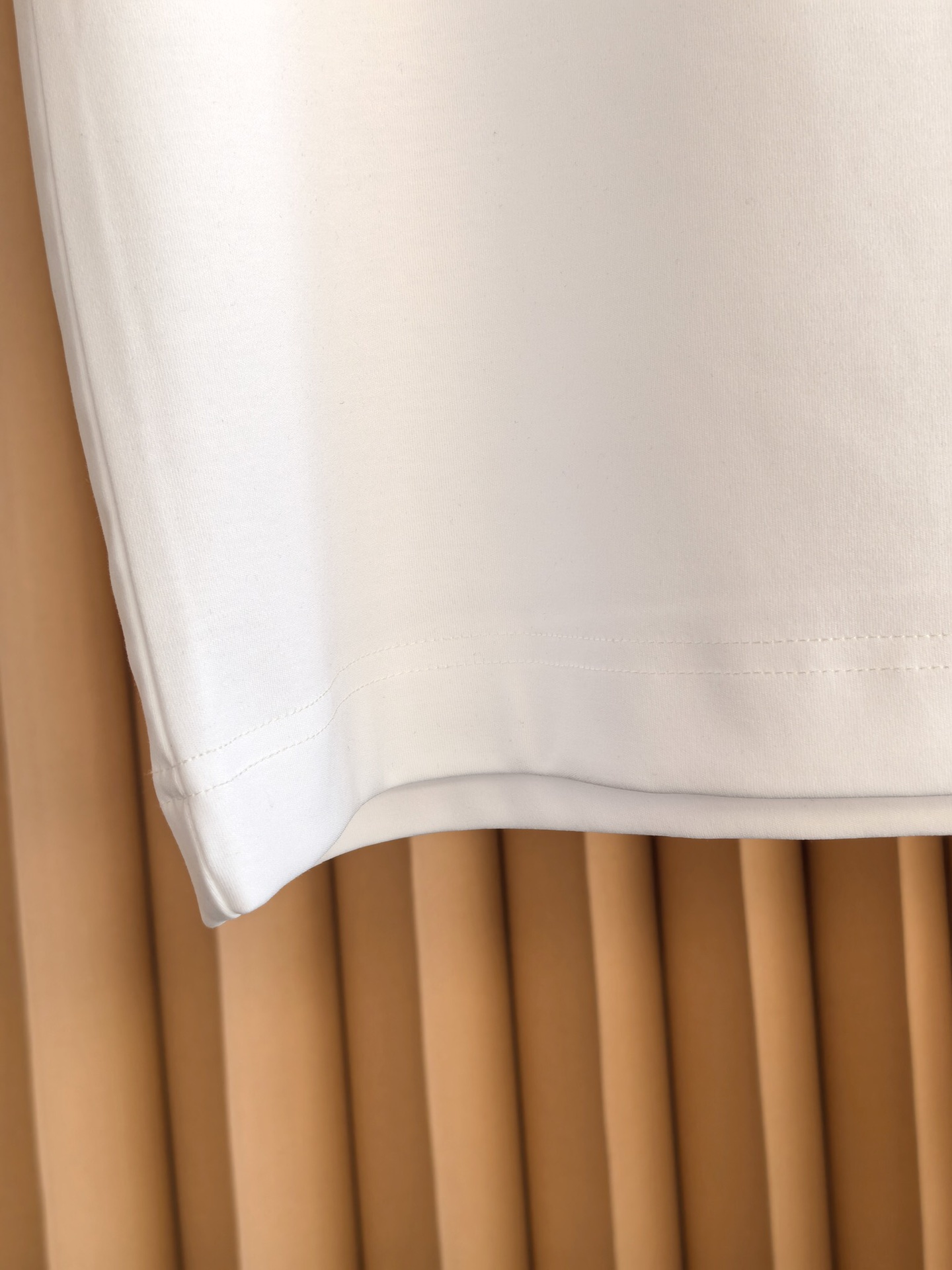 PRADA 普拉达男士圆领T恤，甄选丝光双面棉面料，经双重丝光工艺打磨，棉纤维如丝绸般莹润亮泽，正反两面