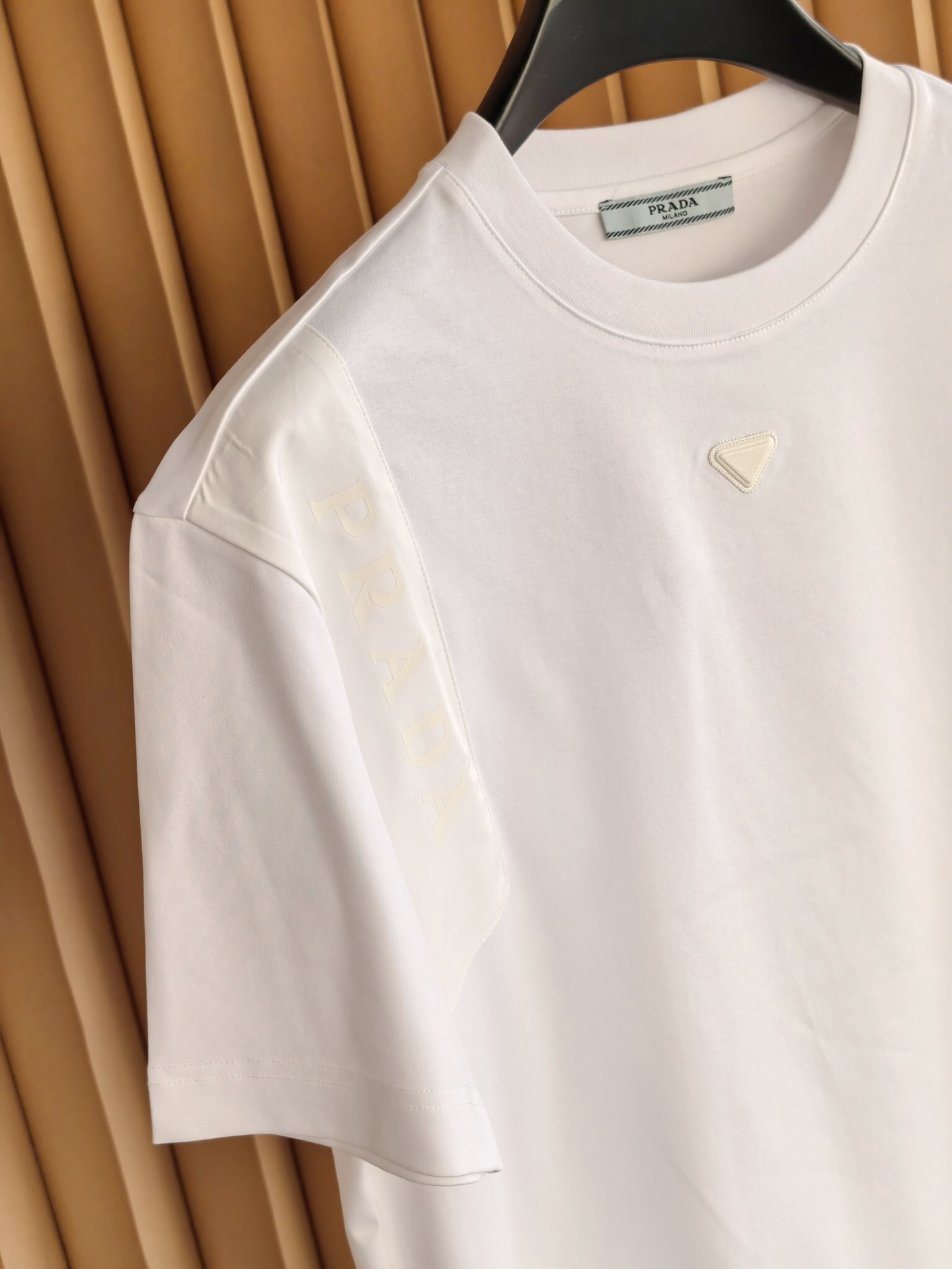 PRADA 普拉达男士圆领T恤，甄选丝光双面棉面料，经双重丝光工艺打磨，棉纤维如丝绸般莹润亮泽，正反两面
