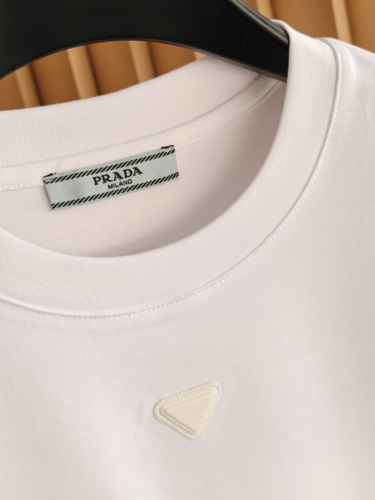 PRADA 普拉达男士圆领T恤，甄选丝光双面棉面料，经双重丝光工艺打磨，棉纤维如丝绸般莹润亮泽，正反两面