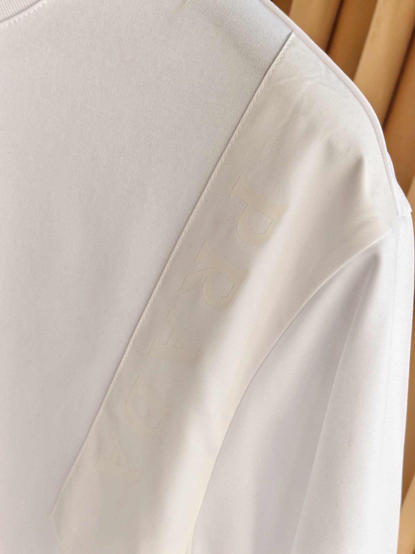 PRADA 普拉达男士圆领T恤，甄选丝光双面棉面料，经双重丝光工艺打磨，棉纤维如丝绸般莹润亮泽，正反两面