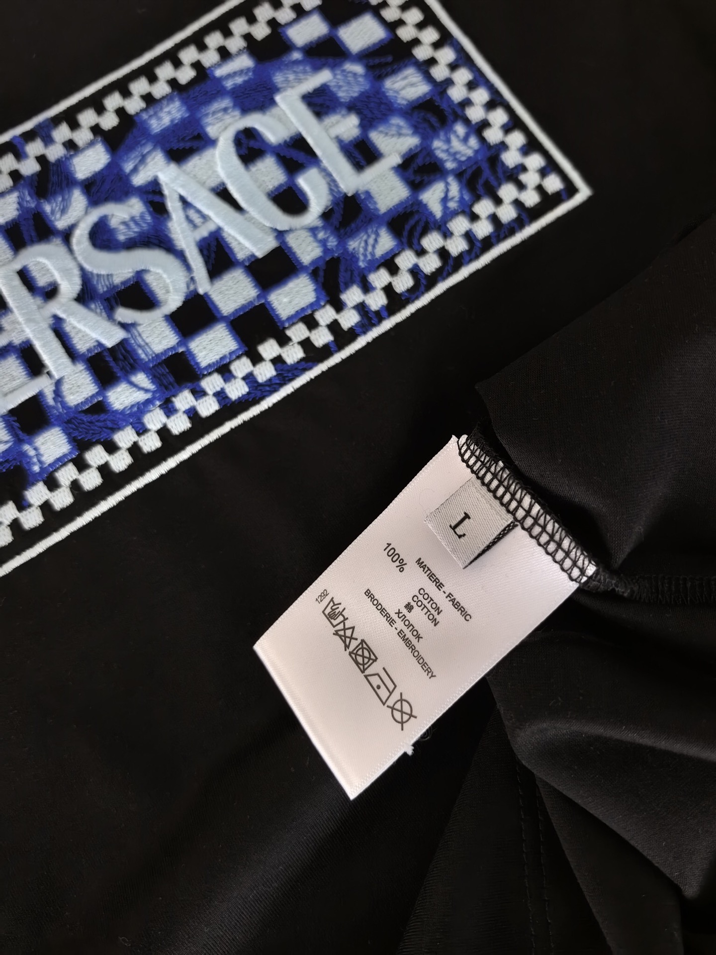 VERSACE 范思哲 棋盘格刺绣丝光棉T恤 甄选60支双股丝光棉面料，经双重丝光工艺打磨。布面呈现镜面