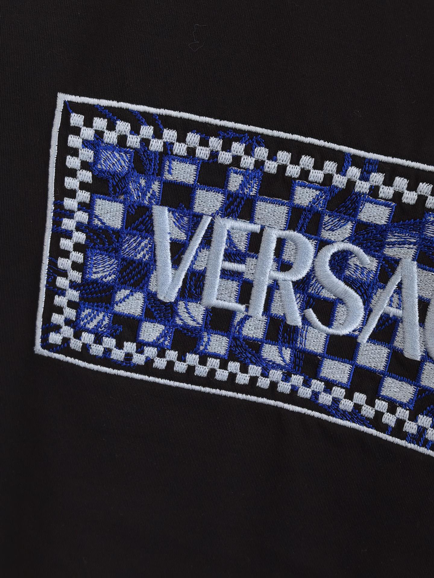 VERSACE 范思哲 棋盘格刺绣丝光棉T恤 甄选60支双股丝光棉面料，经双重丝光工艺打磨。布面呈现镜面