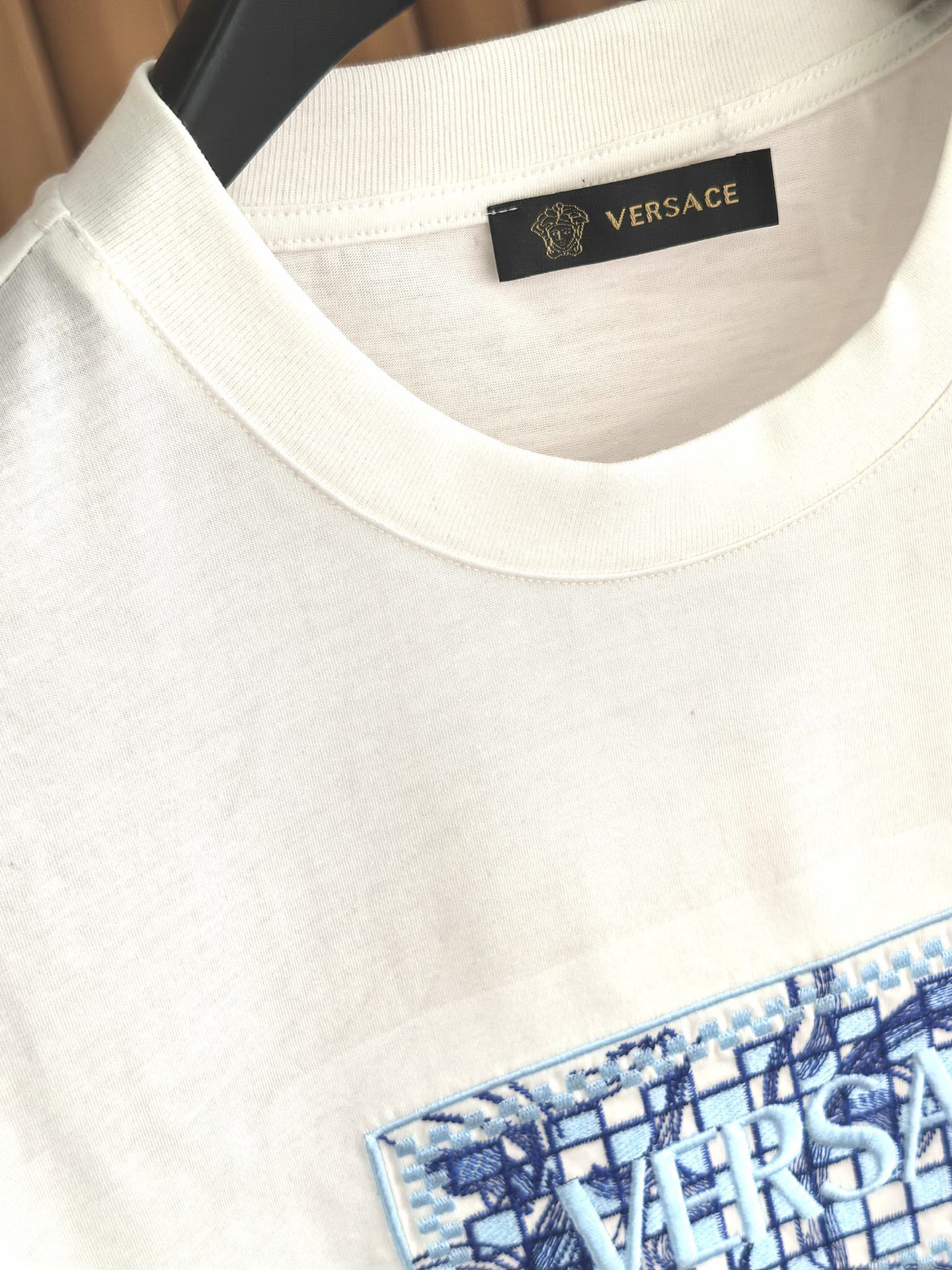 VERSACE 范思哲 棋盘格刺绣丝光棉T恤 甄选60支双股丝光棉面料，经双重丝光工艺打磨。布面呈现镜面