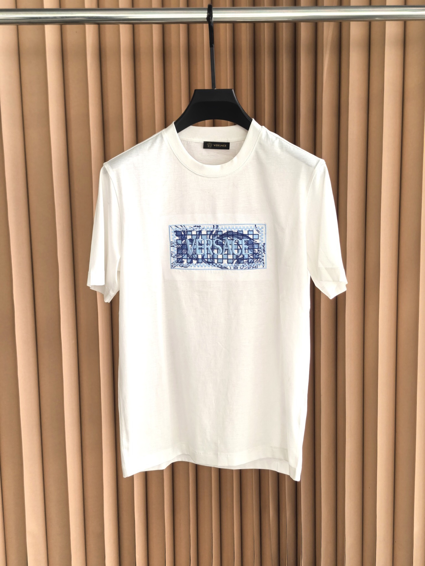 VERSACE 范思哲 棋盘格刺绣丝光棉T恤 甄选60支双股丝光棉面料，经双重丝光工艺打磨。布面呈现镜面