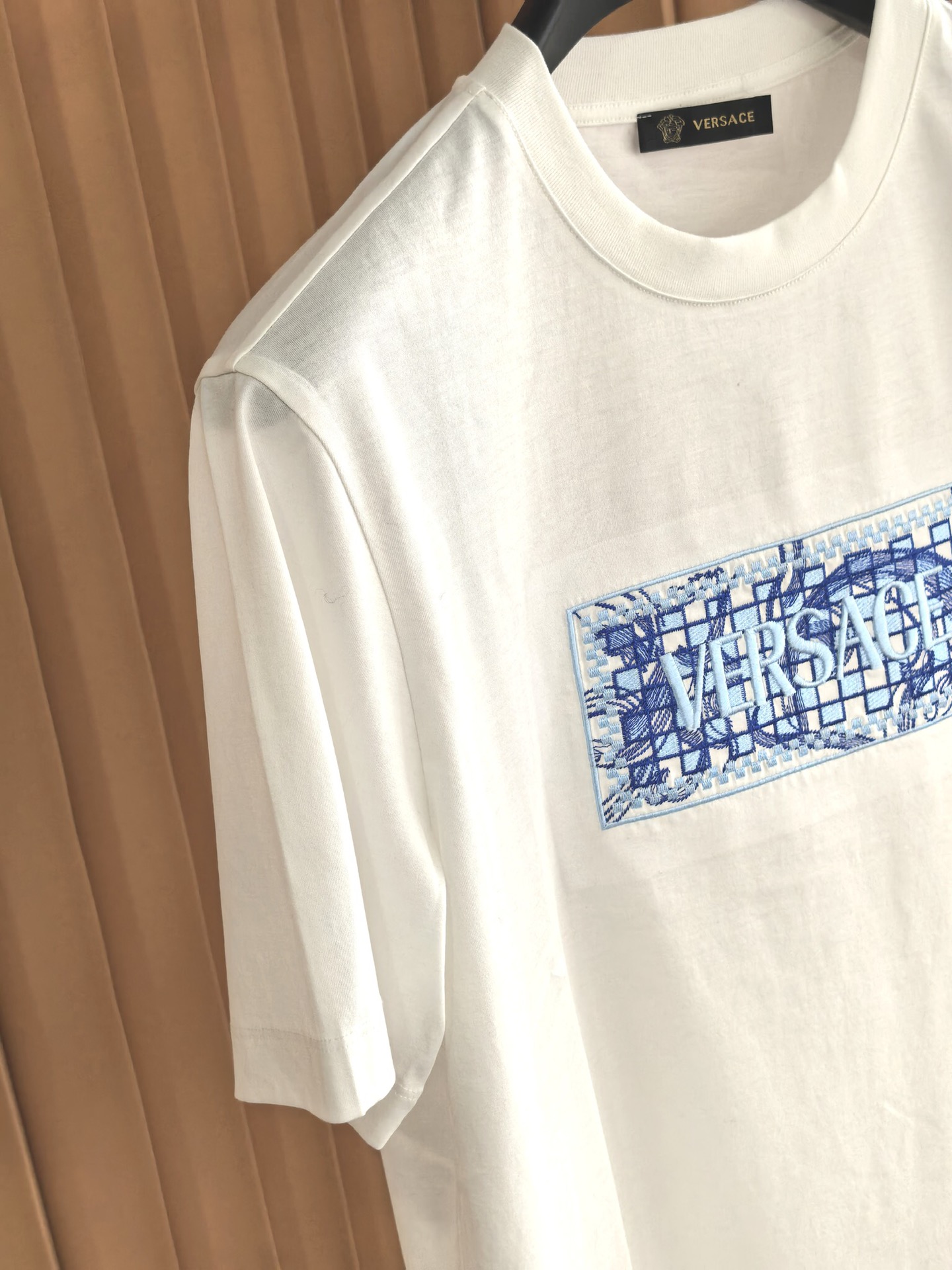 VERSACE 范思哲 棋盘格刺绣丝光棉T恤 甄选60支双股丝光棉面料，经双重丝光工艺打磨。布面呈现镜面