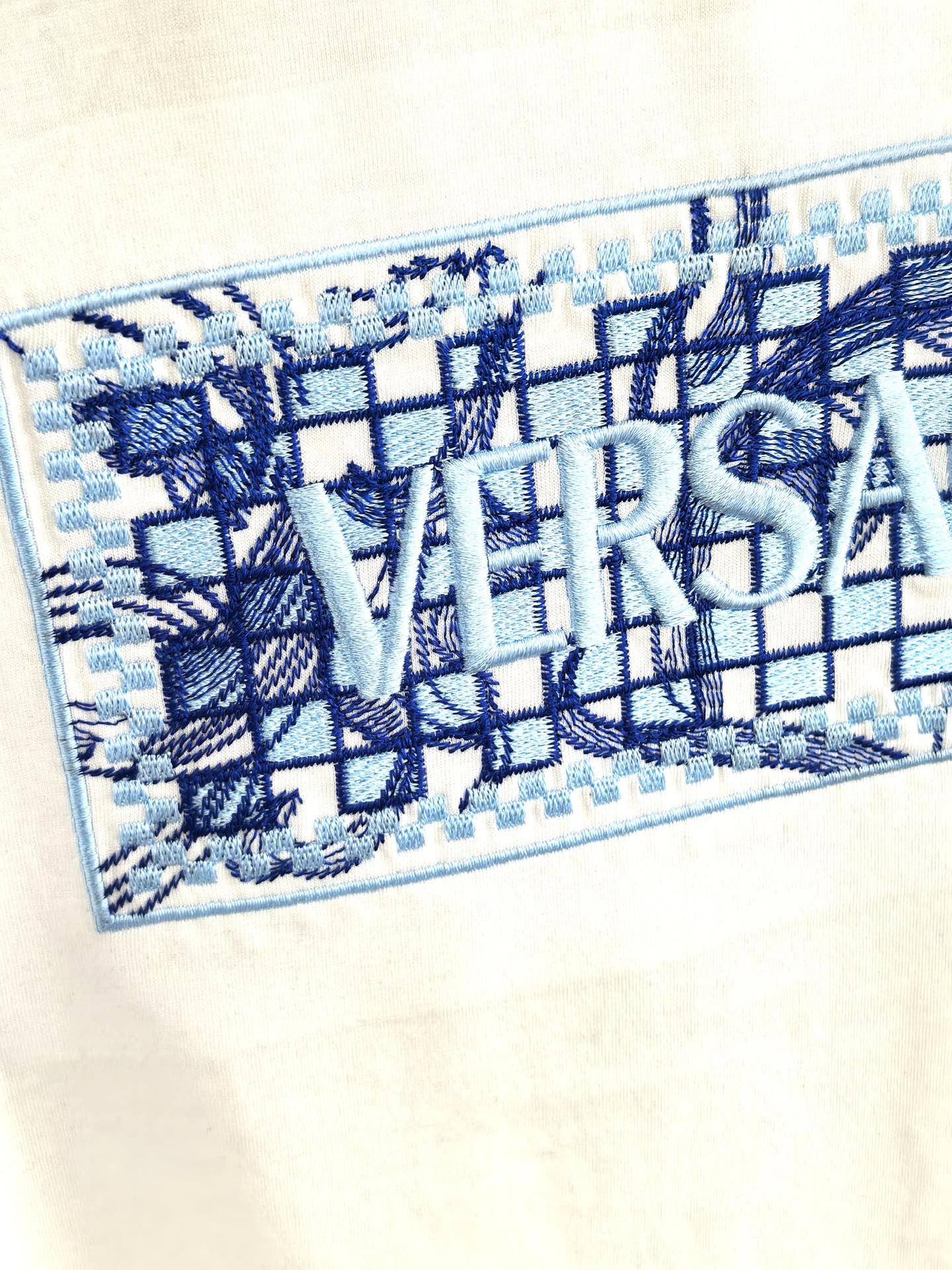 VERSACE 范思哲 棋盘格刺绣丝光棉T恤 甄选60支双股丝光棉面料，经双重丝光工艺打磨。布面呈现镜面