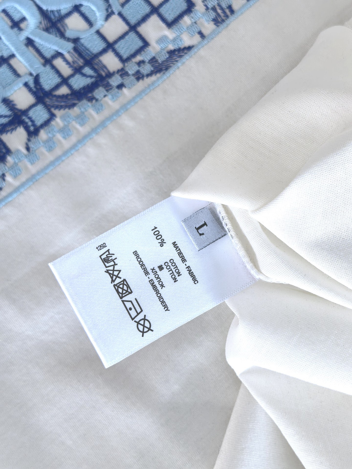 VERSACE 范思哲 棋盘格刺绣丝光棉T恤 甄选60支双股丝光棉面料，经双重丝光工艺打磨。布面呈现镜面