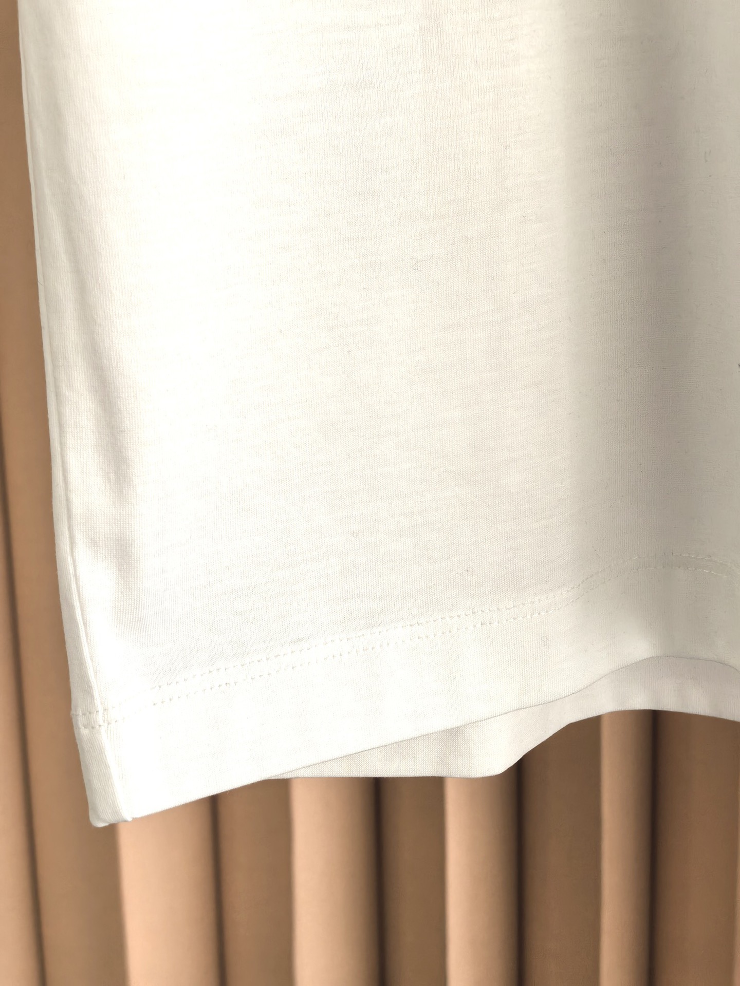 VERSACE 范思哲 棋盘格刺绣丝光棉T恤 甄选60支双股丝光棉面料，经双重丝光工艺打磨。布面呈现镜面