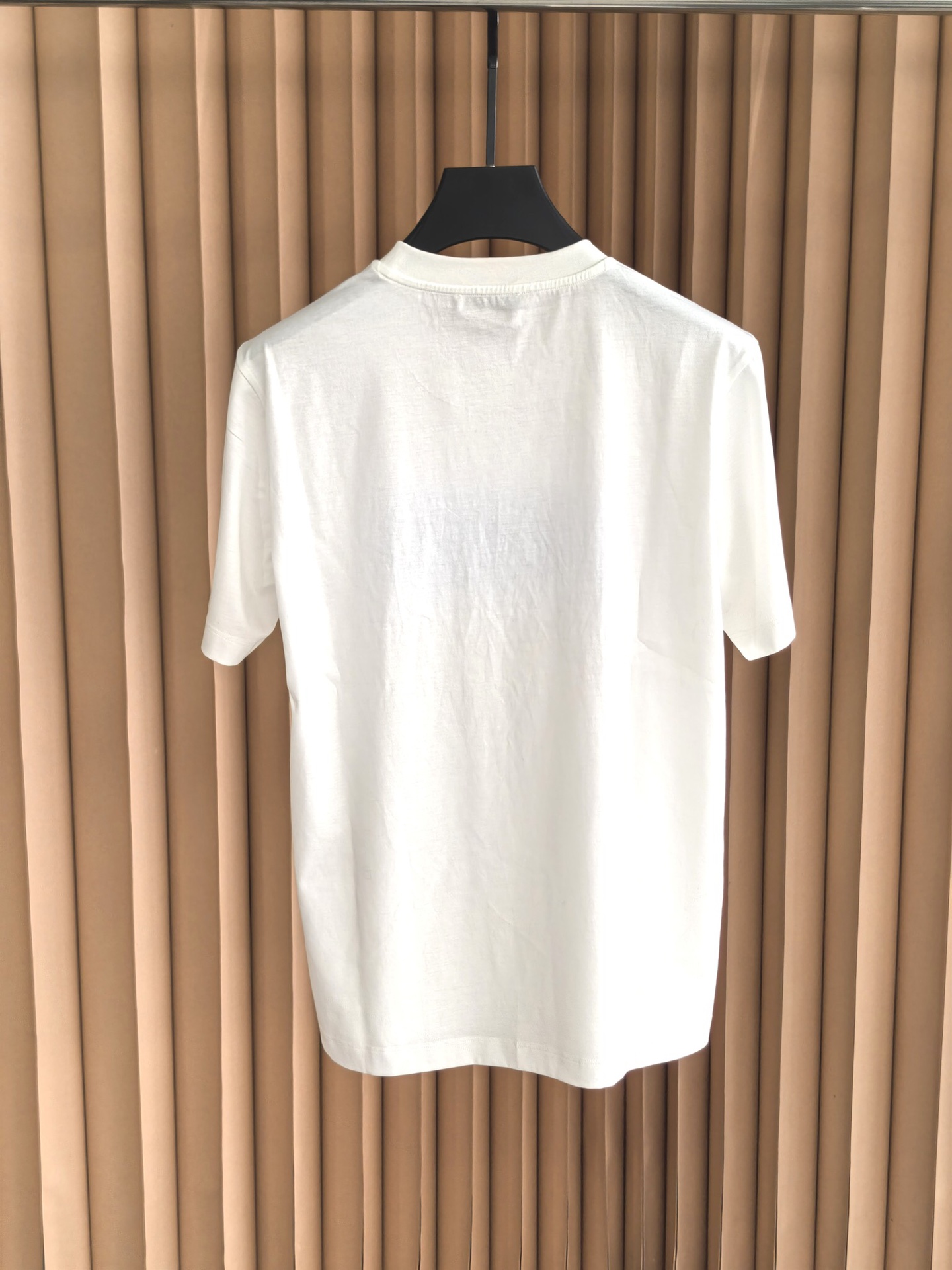 VERSACE 范思哲 棋盘格刺绣丝光棉T恤 甄选60支双股丝光棉面料，经双重丝光工艺打磨。布面呈现镜面