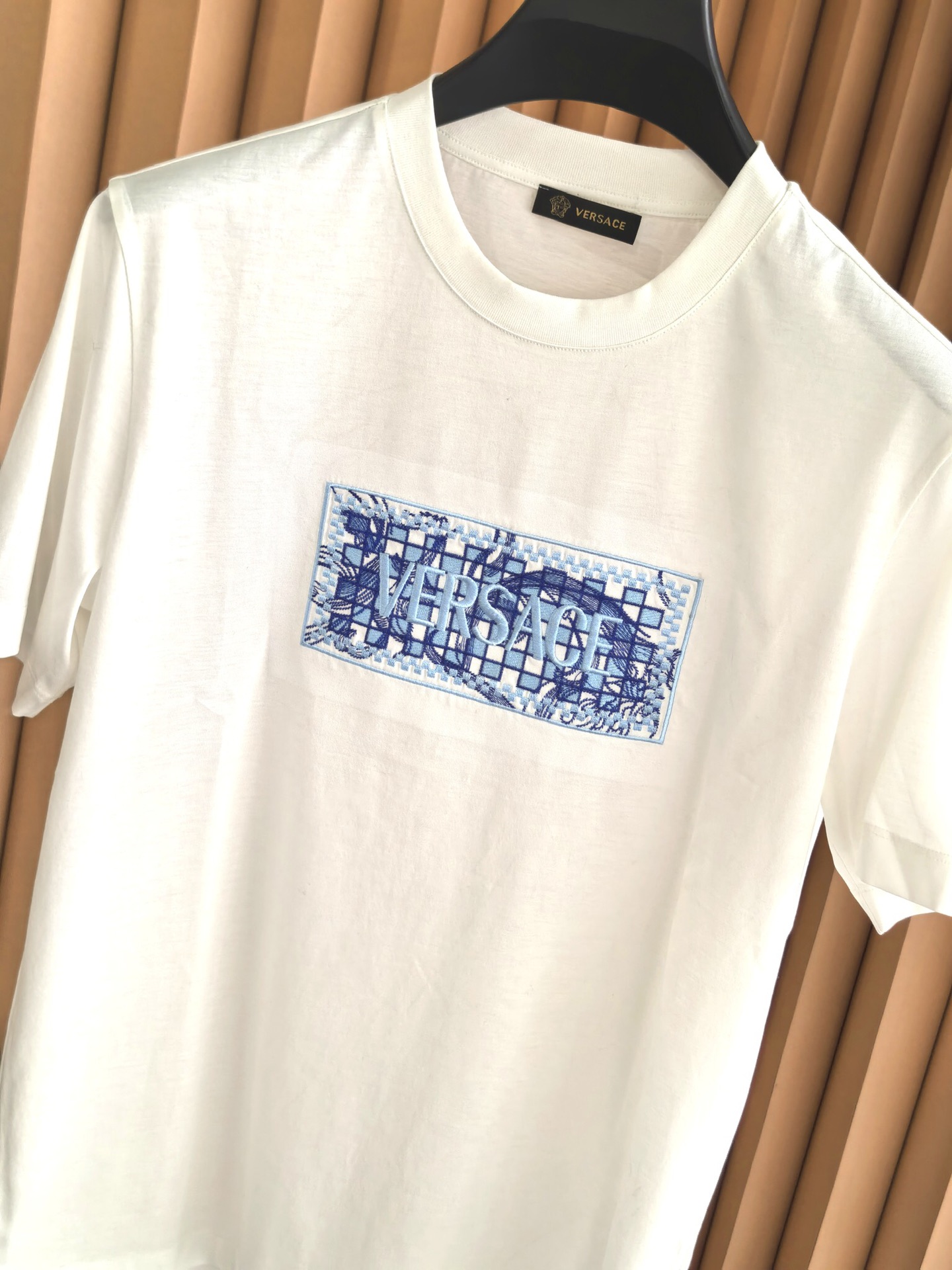 VERSACE 范思哲 棋盘格刺绣丝光棉T恤 甄选60支双股丝光棉面料，经双重丝光工艺打磨。布面呈现镜面