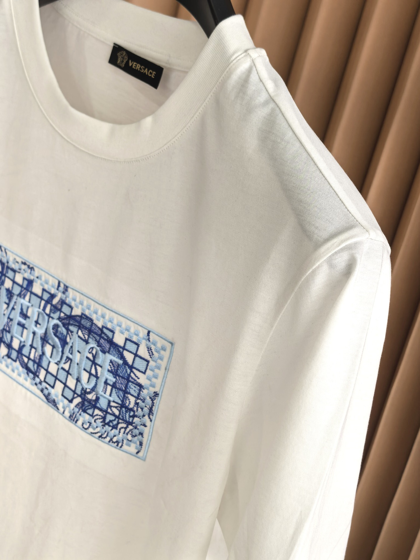 VERSACE 范思哲 棋盘格刺绣丝光棉T恤 甄选60支双股丝光棉面料，经双重丝光工艺打磨。布面呈现镜面