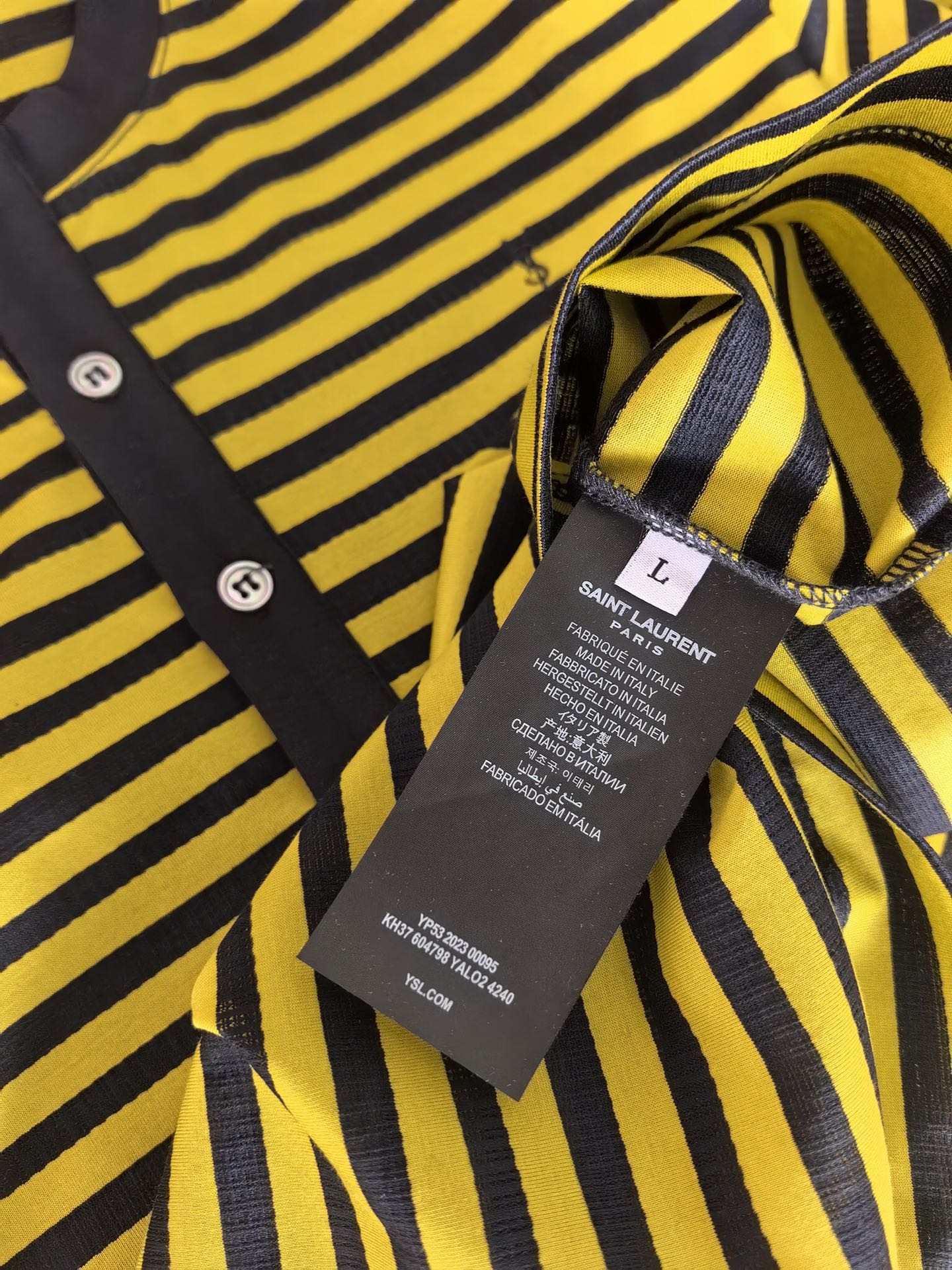 SAINT LAURENT 圣罗兰新款条纹亨利领丝光棉T恤 采用高支丝光间条棉面料，经双丝光工艺处理。布