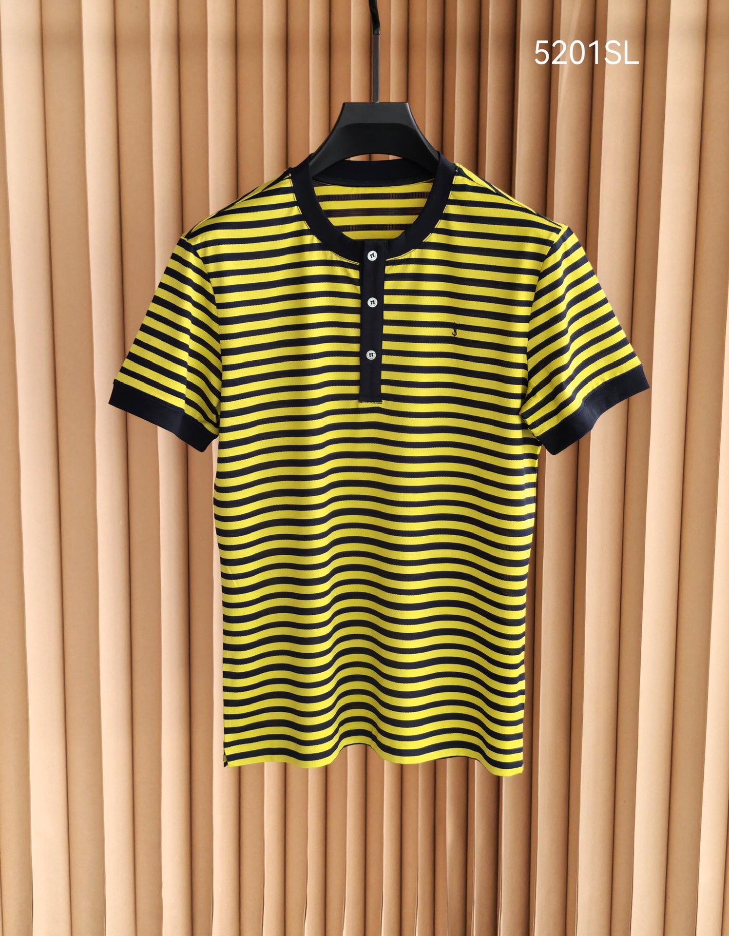 SAINT LAURENT 圣罗兰新款条纹亨利领丝光棉T恤 采用高支丝光间条棉面料，经双丝光工艺处理。布