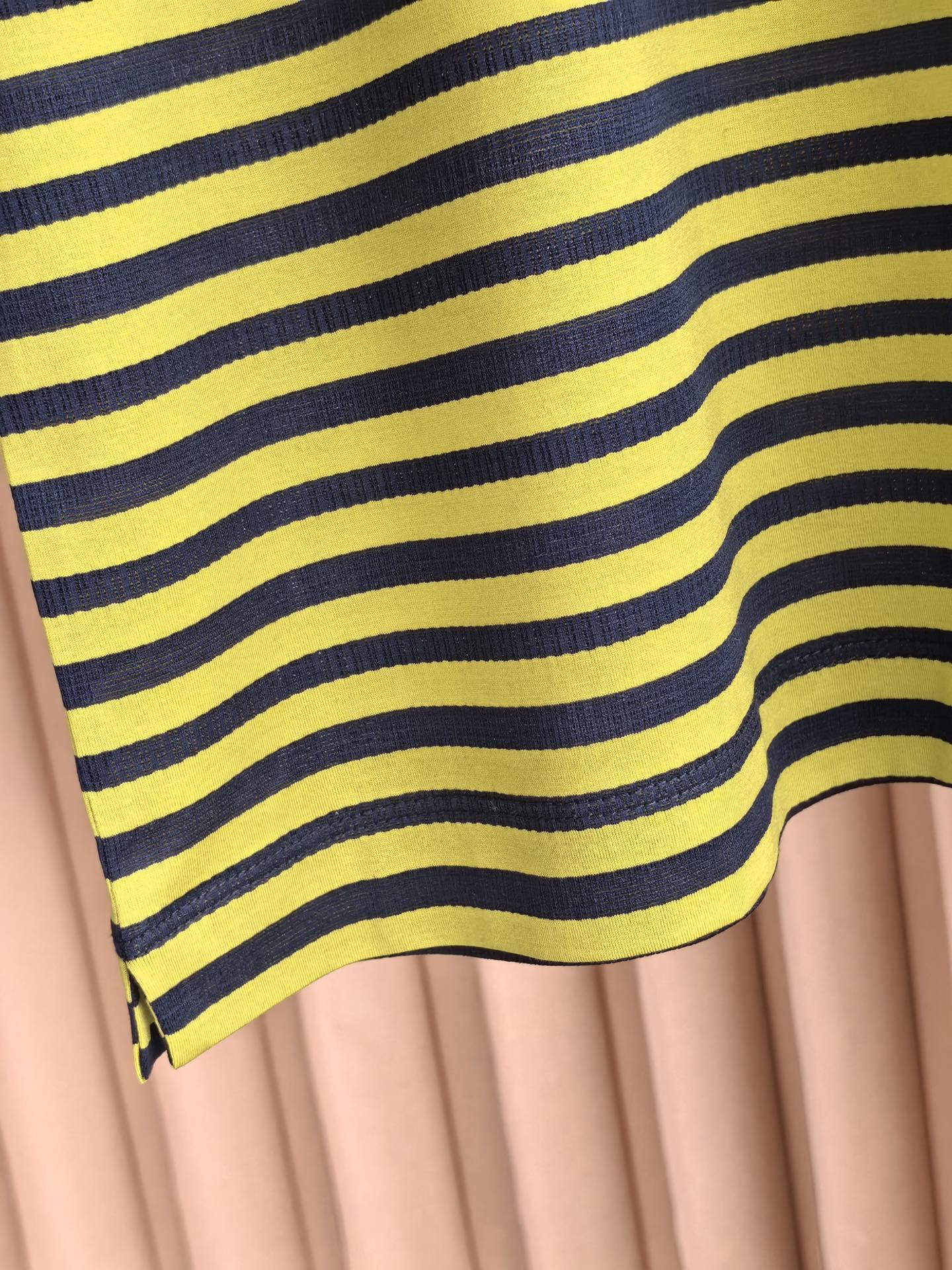 SAINT LAURENT 圣罗兰新款条纹亨利领丝光棉T恤 采用高支丝光间条棉面料，经双丝光工艺处理。布