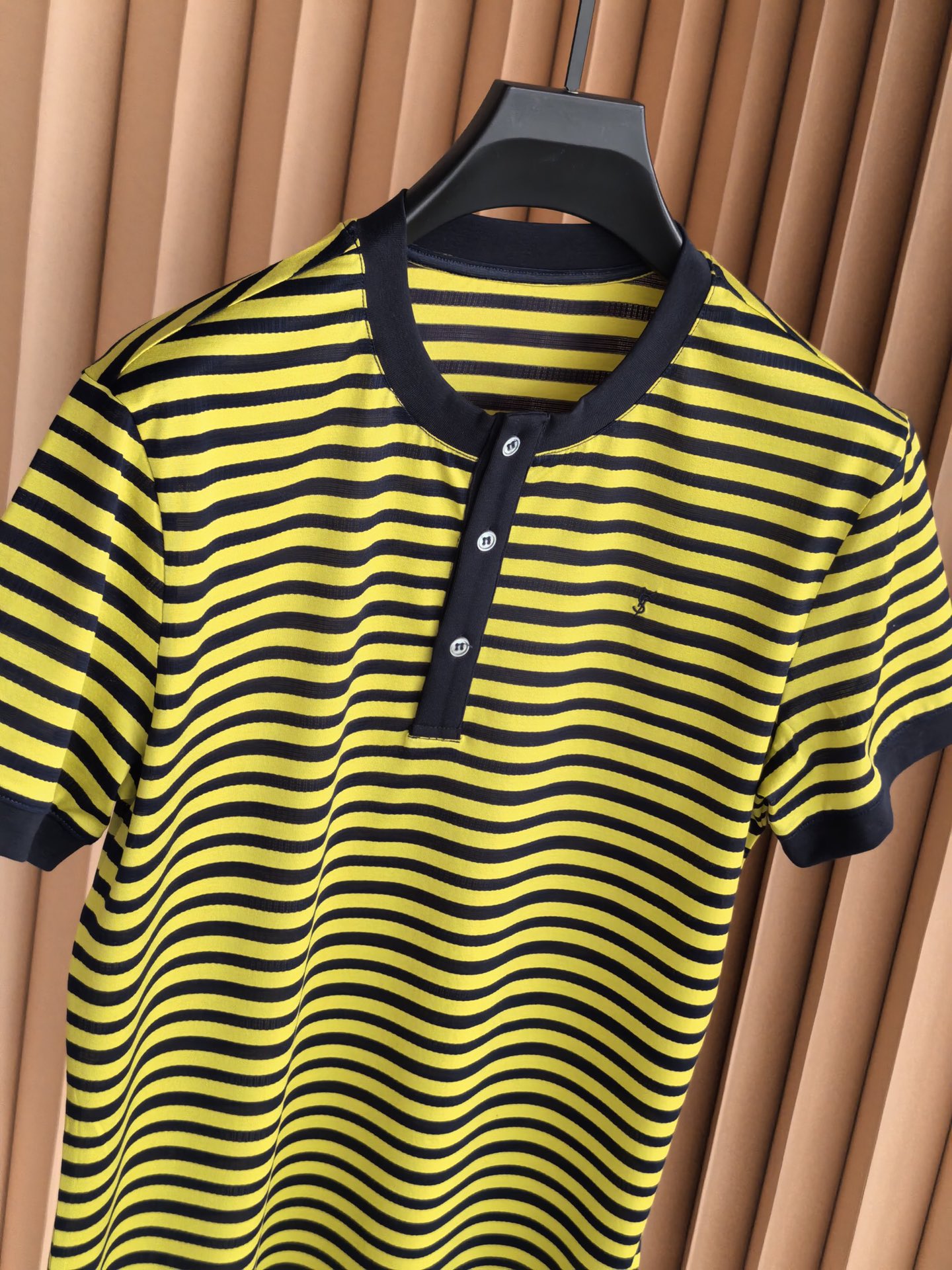 SAINT LAURENT 圣罗兰新款条纹亨利领丝光棉T恤 采用高支丝光间条棉面料，经双丝光工艺处理。布