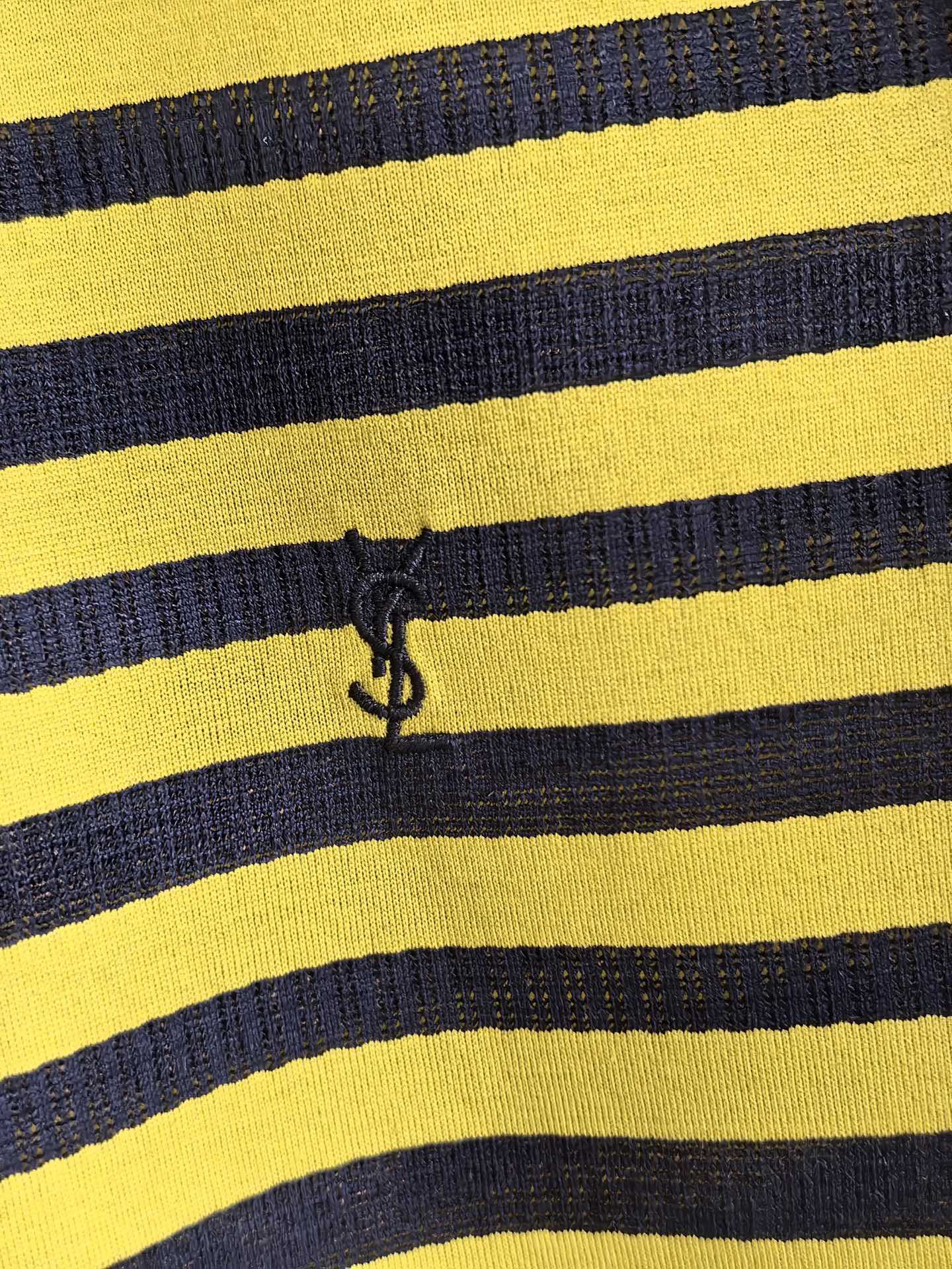 SAINT LAURENT 圣罗兰新款条纹亨利领丝光棉T恤 采用高支丝光间条棉面料，经双丝光工艺处理。布