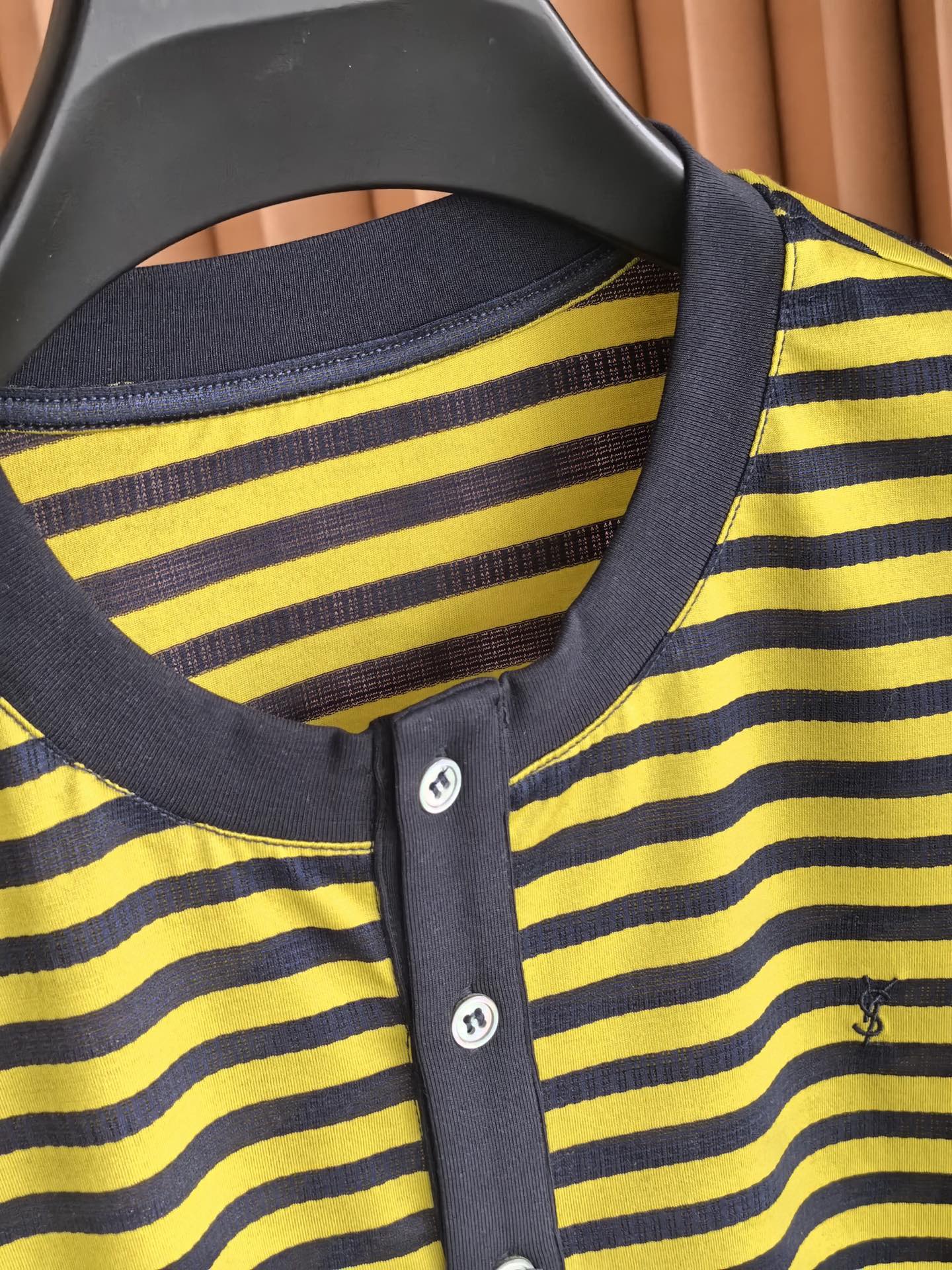 SAINT LAURENT 圣罗兰新款条纹亨利领丝光棉T恤 采用高支丝光间条棉面料，经双丝光工艺处理。布