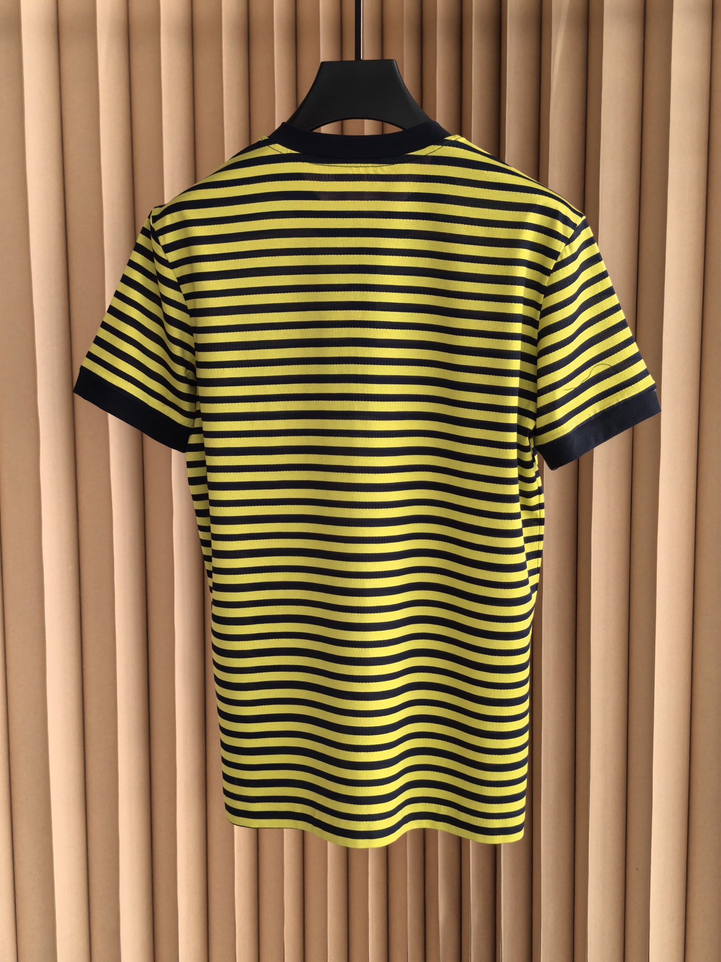 SAINT LAURENT 圣罗兰新款条纹亨利领丝光棉T恤 采用高支丝光间条棉面料，经双丝光工艺处理。布