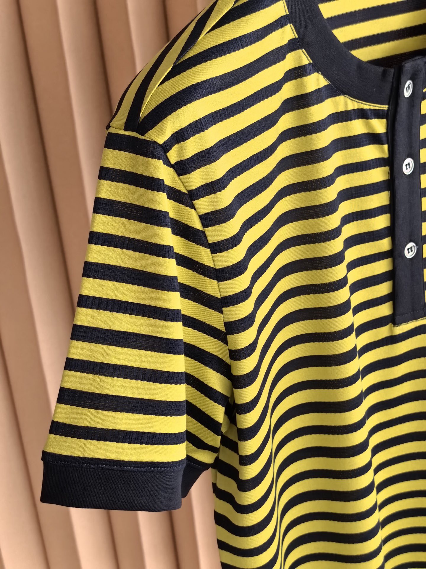 SAINT LAURENT 圣罗兰新款条纹亨利领丝光棉T恤 采用高支丝光间条棉面料，经双丝光工艺处理。布