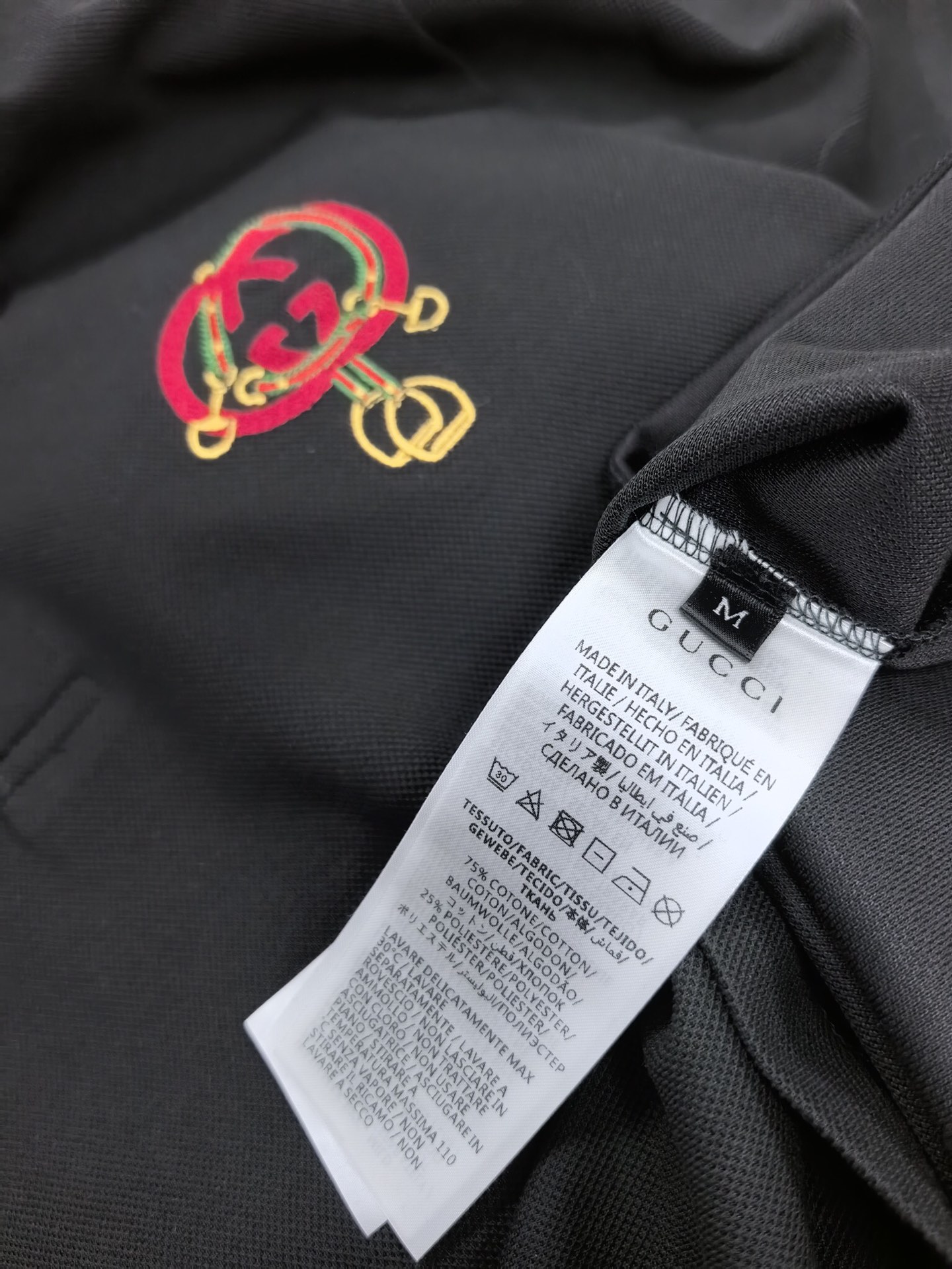 GUCCI 古驰2026新款撞色领羊毛双面珠地POLO衫 甄选羊毛双面珠地面料，双面织法打造出立体饱满的