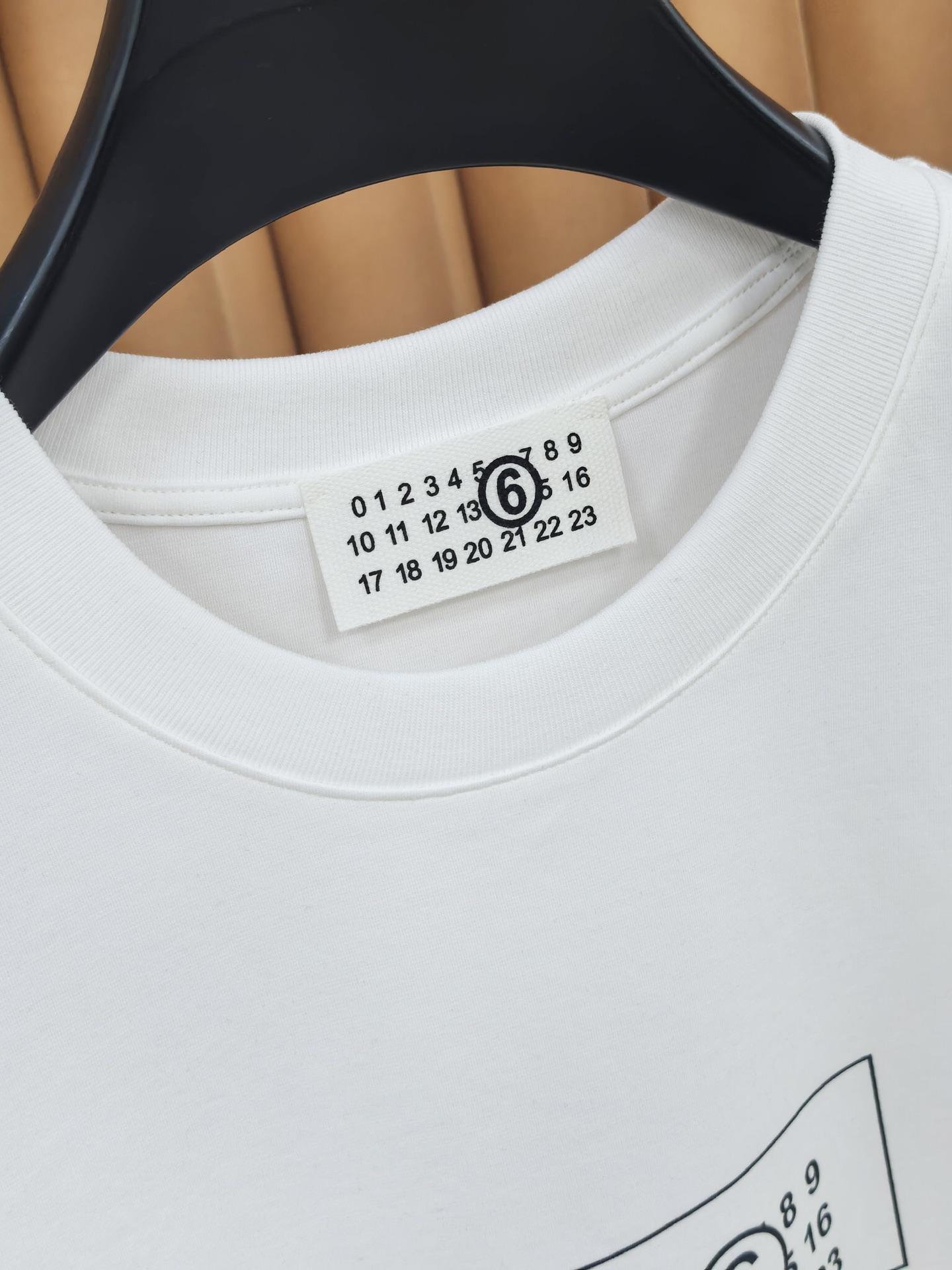 MM6，马吉拉2026新款印花双面布短袖T恤 甄选高支双面布面料，一面细腻亲肤，一面挺括有型，反复洗涤依