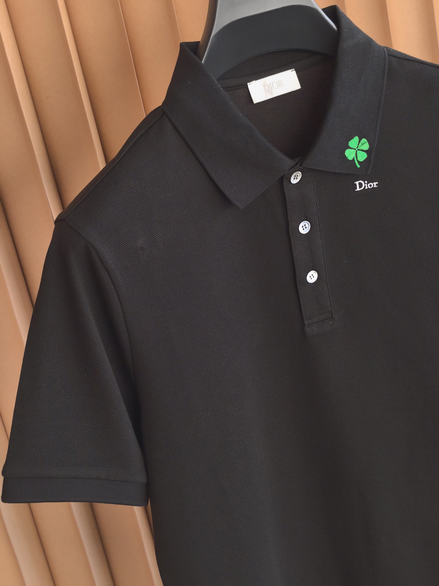 Dior，迪奥2026新款羊毛混纺双面珠地Polo衫• 双面珠地肌理：正面立体透气，保持商务造型挺括不软