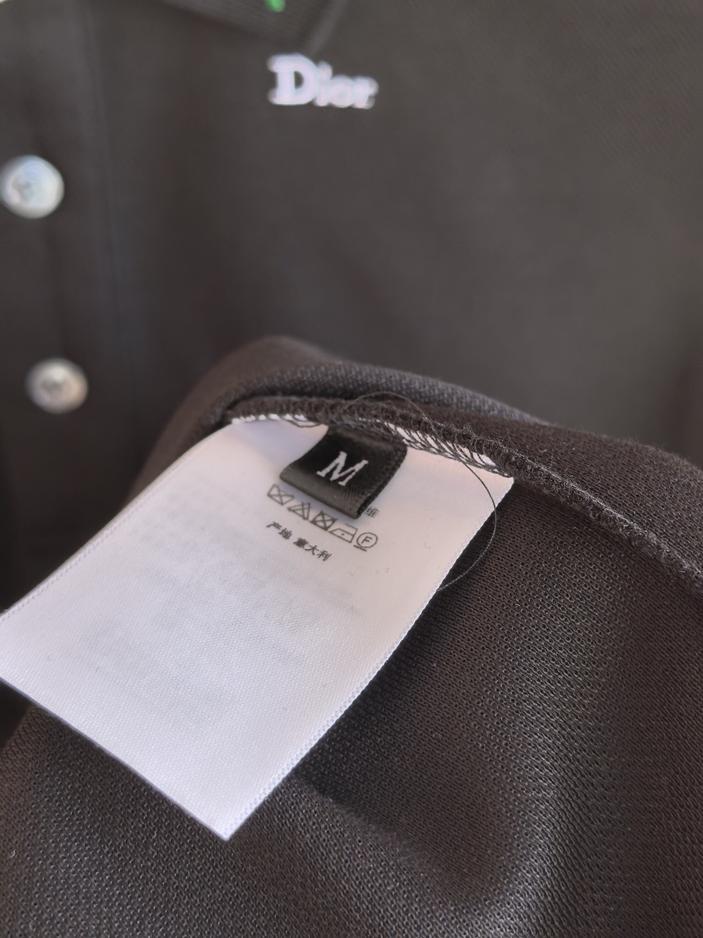 Dior，迪奥2026新款羊毛混纺双面珠地Polo衫• 双面珠地肌理：正面立体透气，保持商务造型挺括不软