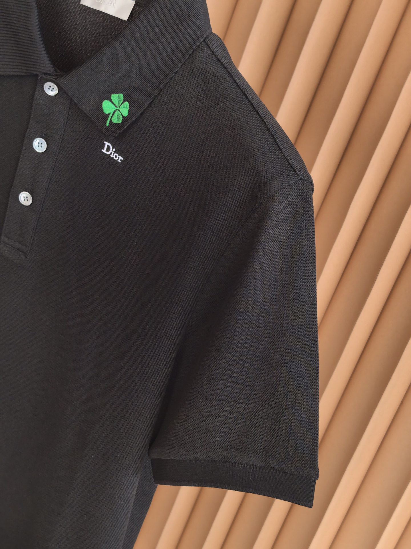 Dior，迪奥2026新款羊毛混纺双面珠地Polo衫• 双面珠地肌理：正面立体透气，保持商务造型挺括不软