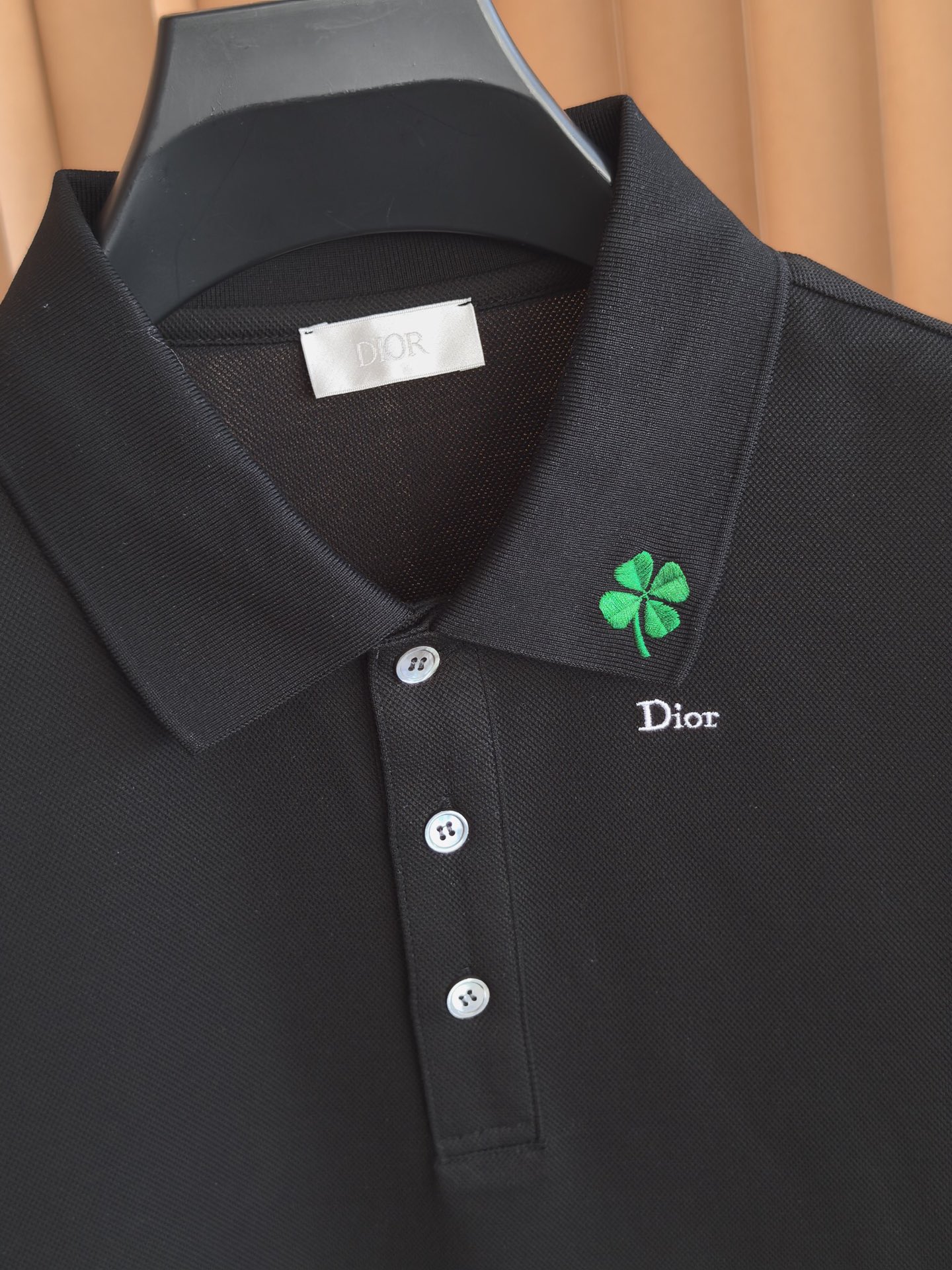 Dior，迪奥2026新款羊毛混纺双面珠地Polo衫• 双面珠地肌理：正面立体透气，保持商务造型挺括不软