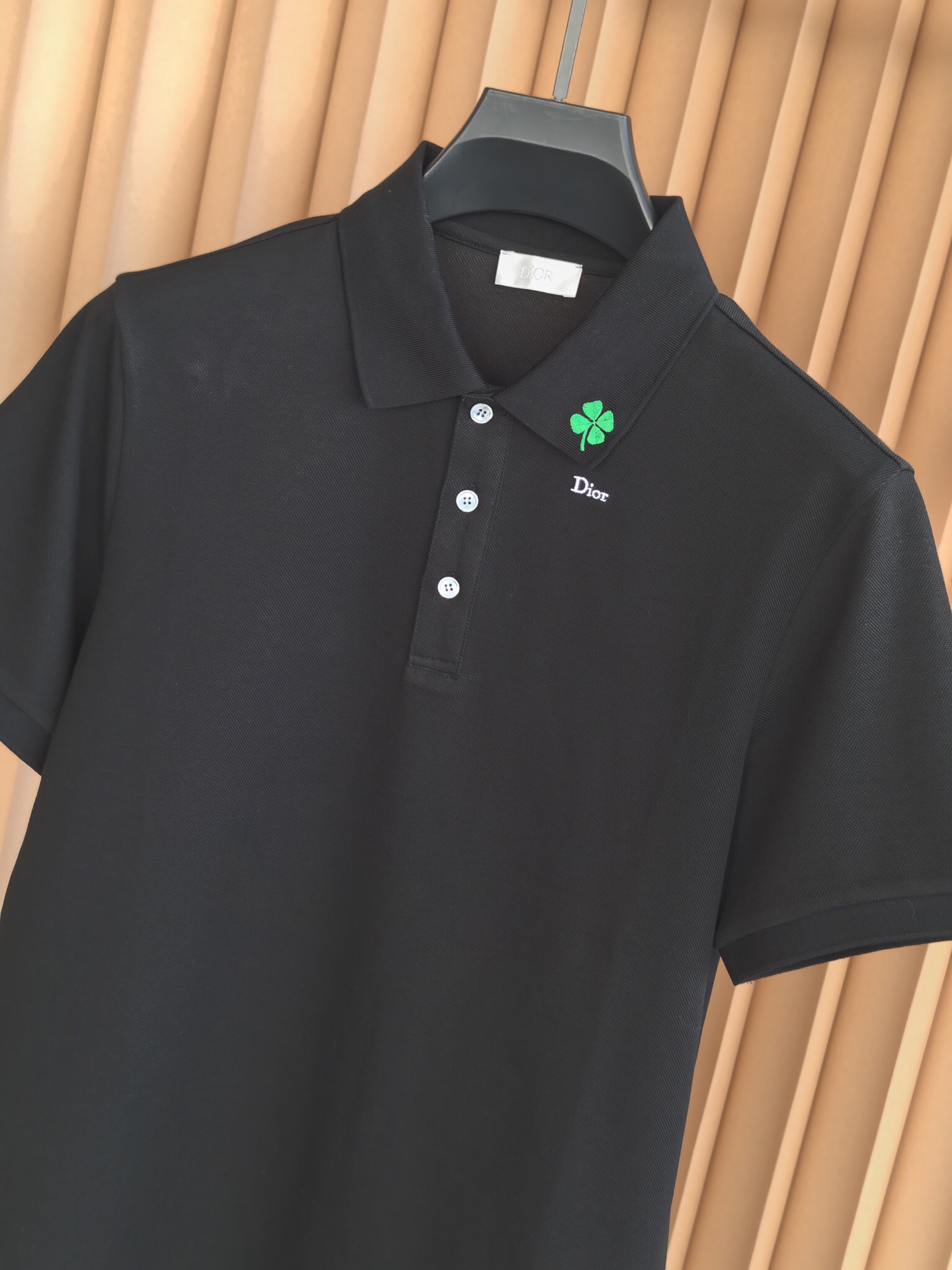 Dior，迪奥2026新款羊毛混纺双面珠地Polo衫• 双面珠地肌理：正面立体透气，保持商务造型挺括不软