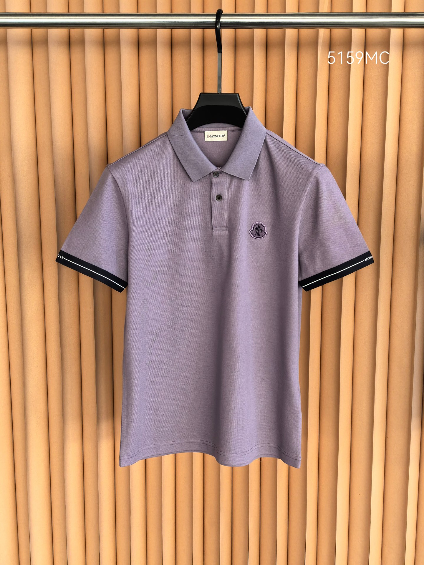 MONCLER，蒙口新款羊毛混纺Polo衫甄选羊毛双面珠地面料，于细腻肌理间，诠释当代绅士的从容格调。•