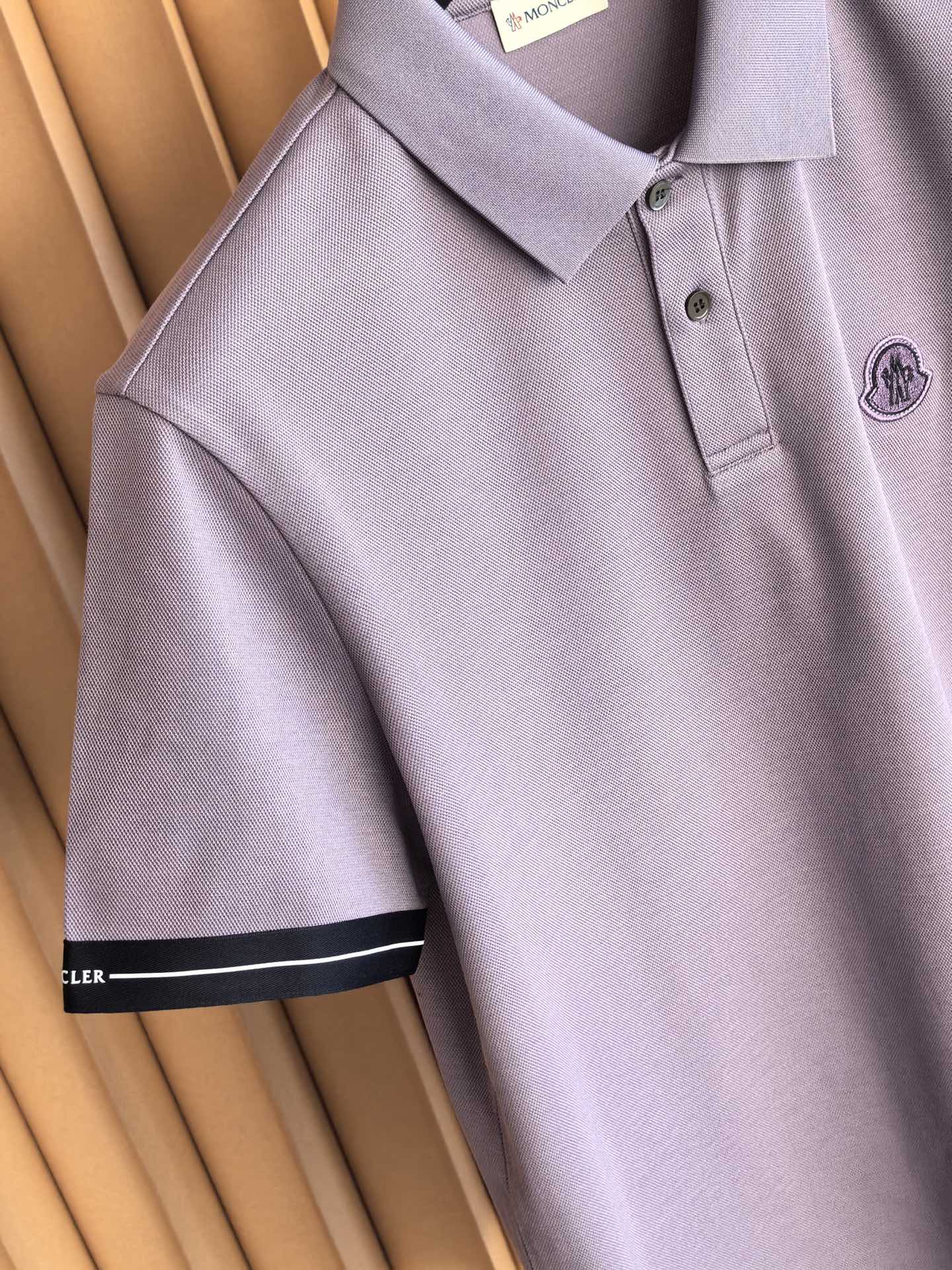 MONCLER，蒙口新款羊毛混纺Polo衫甄选羊毛双面珠地面料，于细腻肌理间，诠释当代绅士的从容格调。•