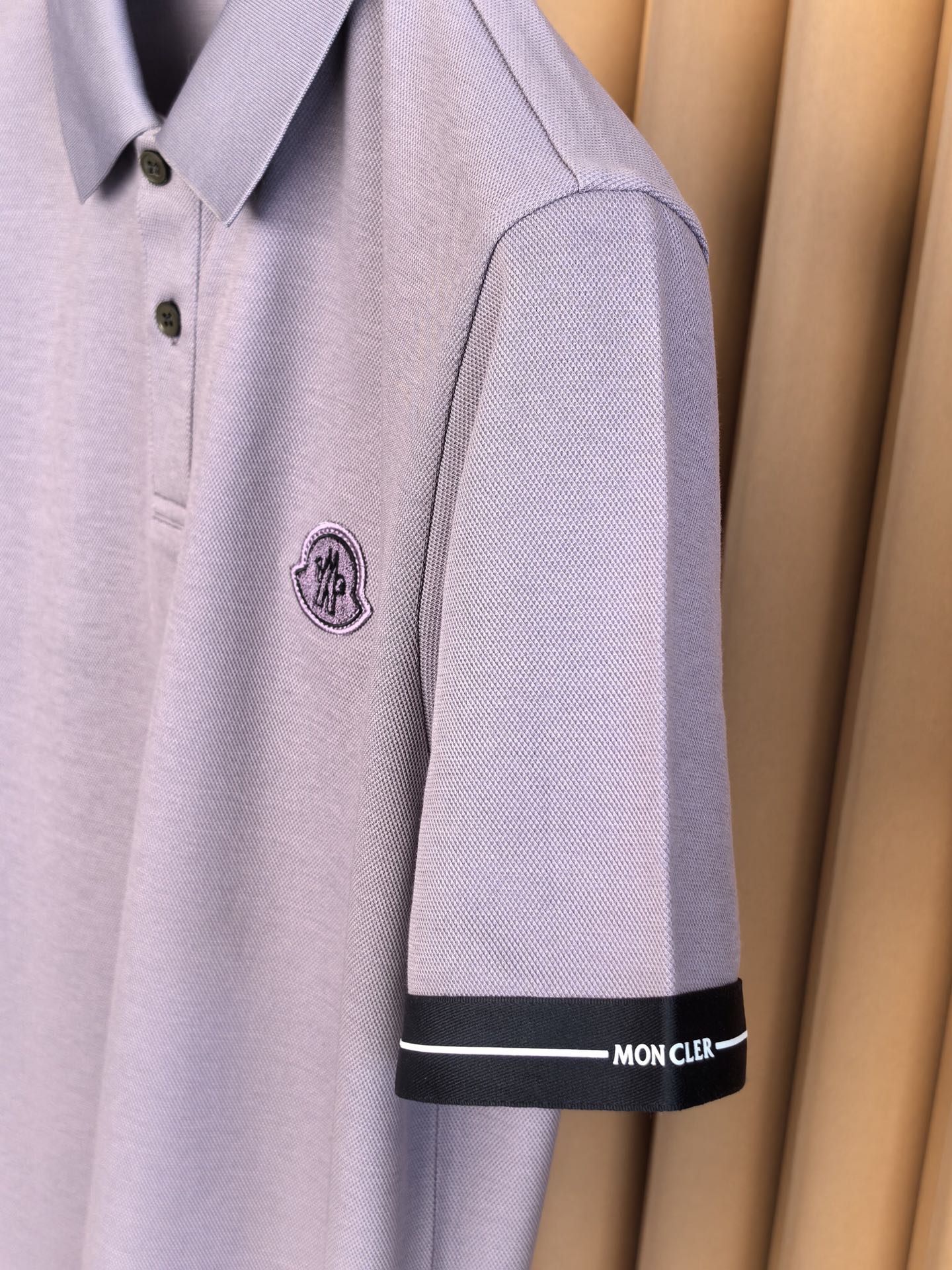 MONCLER，蒙口新款羊毛混纺Polo衫甄选羊毛双面珠地面料，于细腻肌理间，诠释当代绅士的从容格调。•