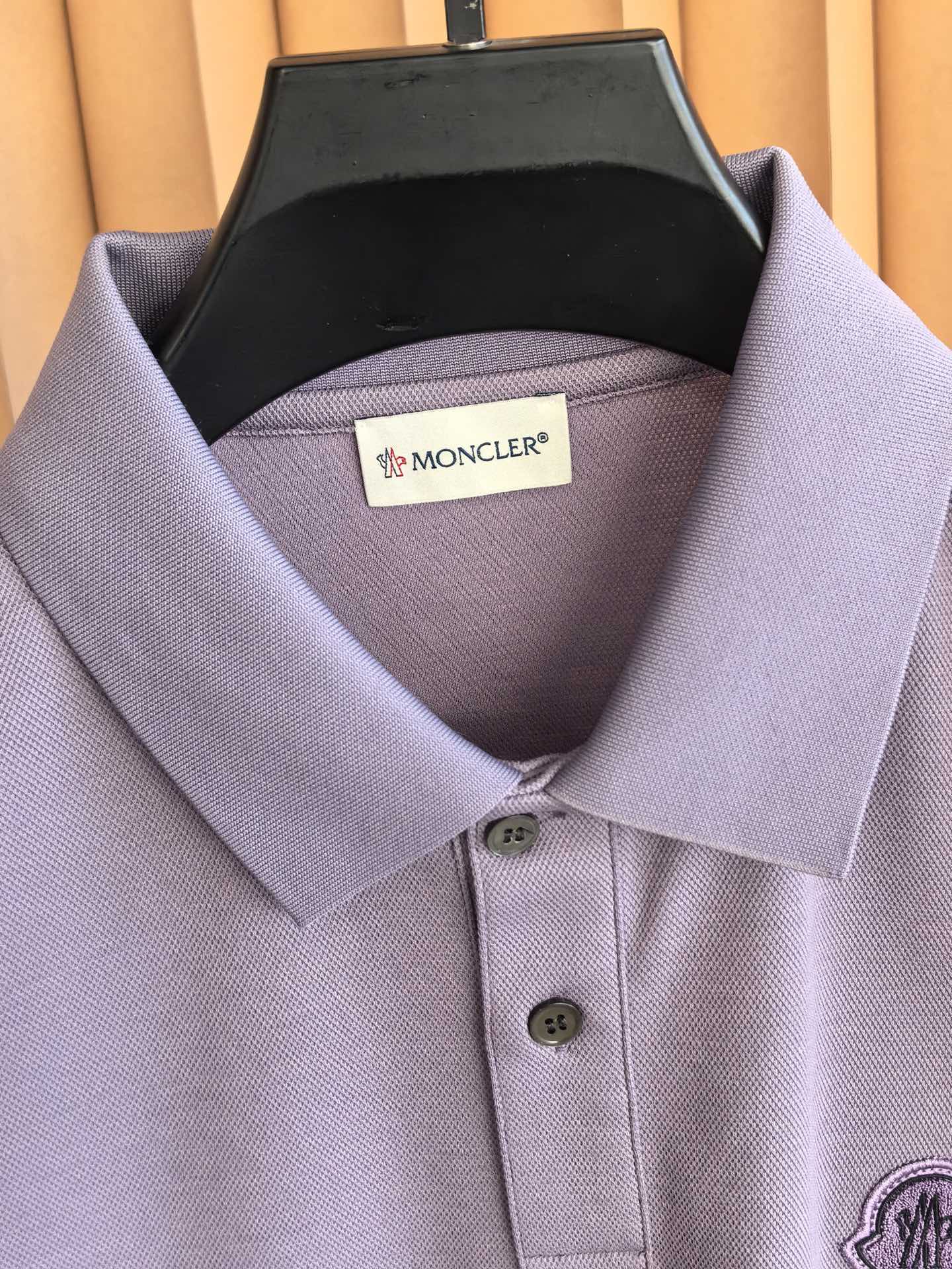 MONCLER，蒙口新款羊毛混纺Polo衫甄选羊毛双面珠地面料，于细腻肌理间，诠释当代绅士的从容格调。•