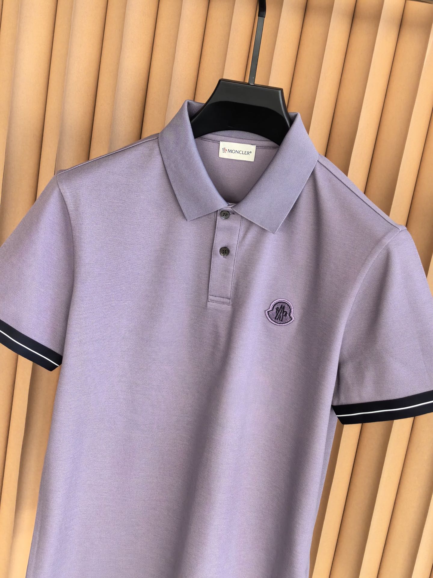 MONCLER，蒙口新款羊毛混纺Polo衫甄选羊毛双面珠地面料，于细腻肌理间，诠释当代绅士的从容格调。•