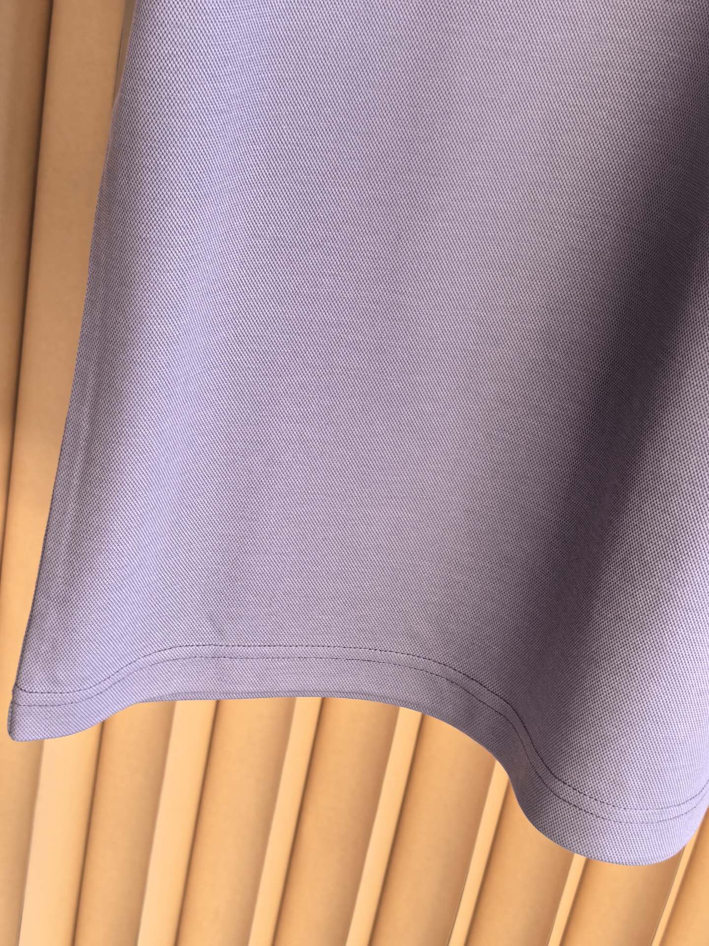 MONCLER，蒙口新款羊毛混纺Polo衫甄选羊毛双面珠地面料，于细腻肌理间，诠释当代绅士的从容格调。•