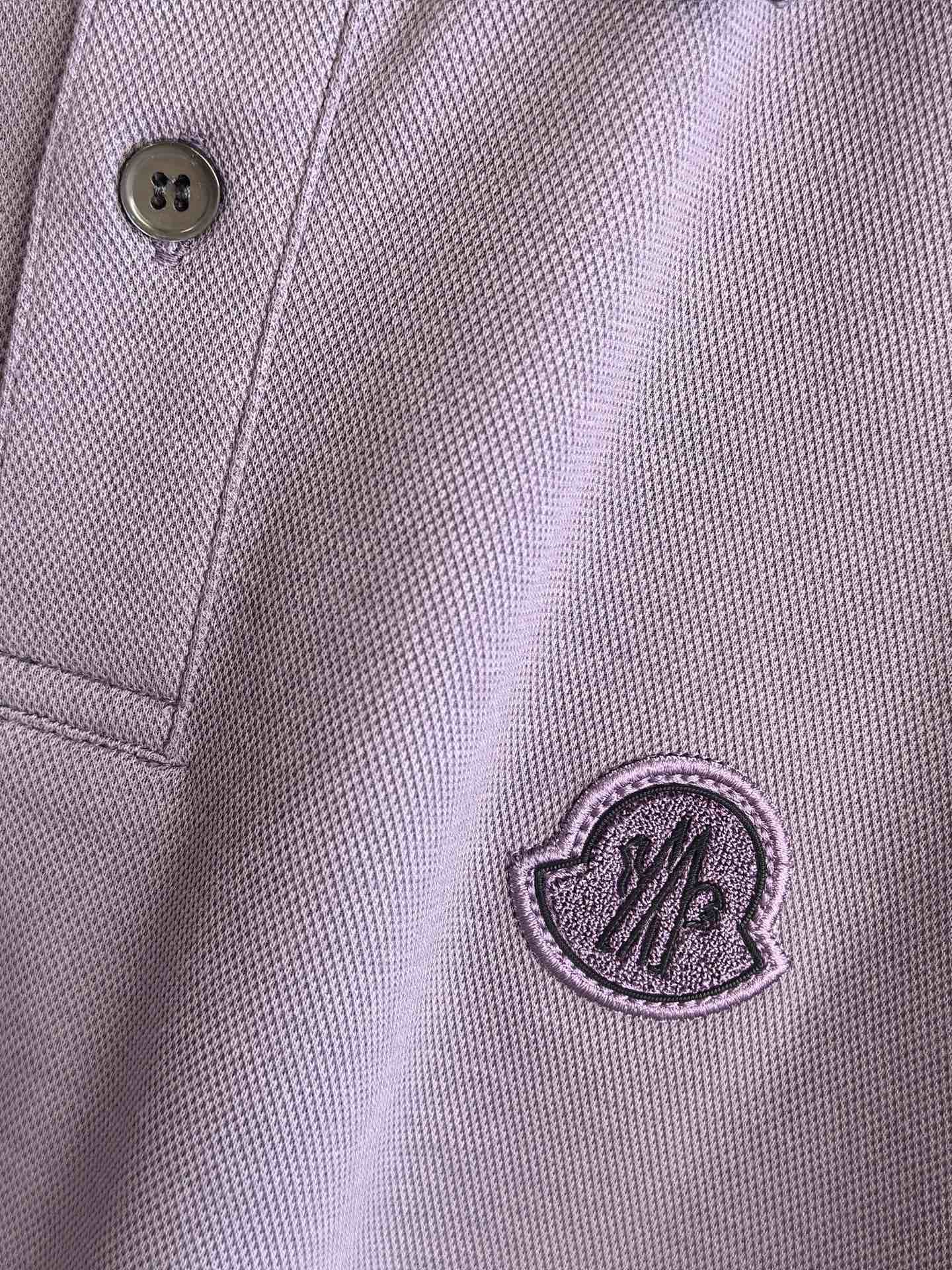 MONCLER，蒙口新款羊毛混纺Polo衫甄选羊毛双面珠地面料，于细腻肌理间，诠释当代绅士的从容格调。•
