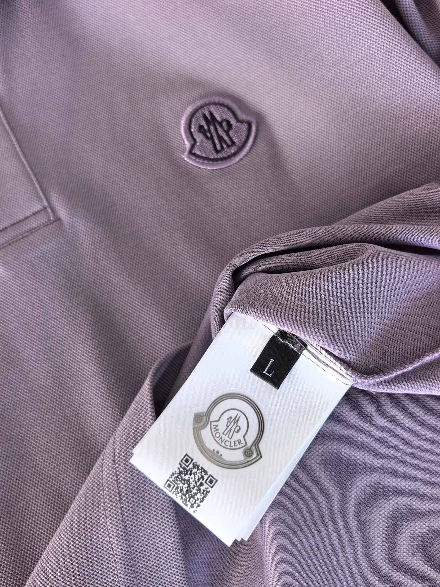 MONCLER，蒙口新款羊毛混纺Polo衫甄选羊毛双面珠地面料，于细腻肌理间，诠释当代绅士的从容格调。•