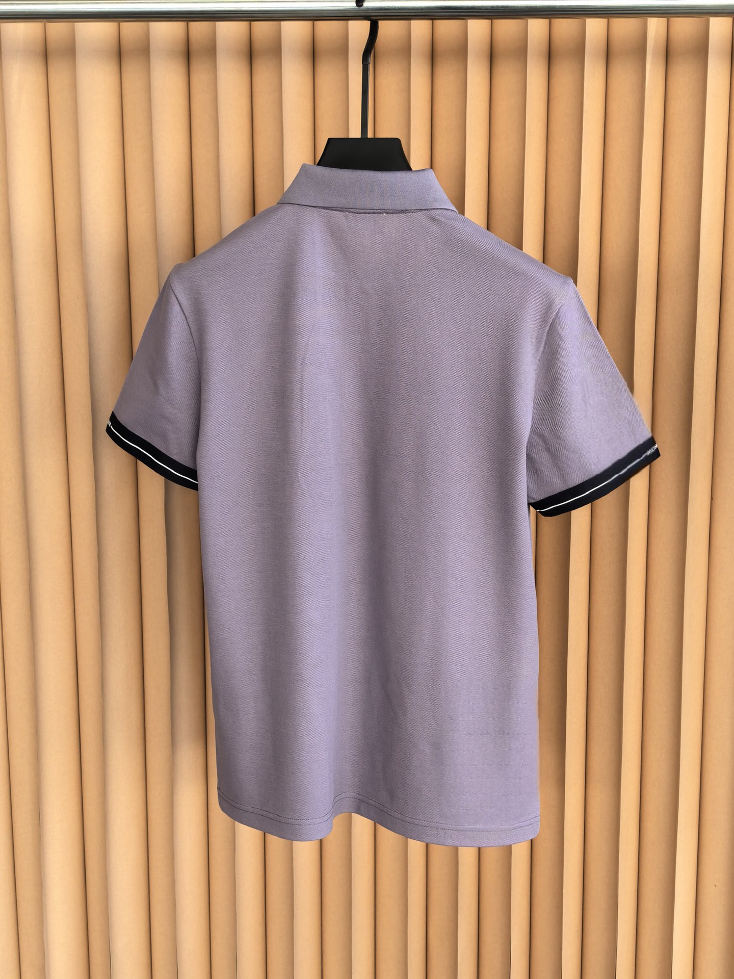 MONCLER，蒙口新款羊毛混纺Polo衫甄选羊毛双面珠地面料，于细腻肌理间，诠释当代绅士的从容格调。•