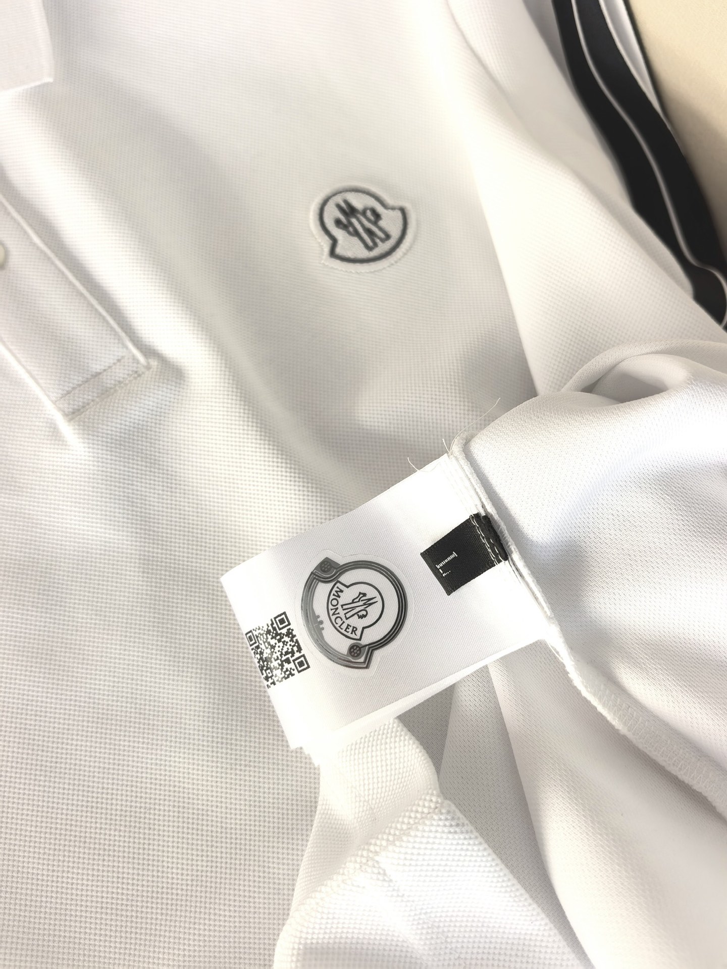 MONCLER，蒙口新款羊毛混纺Polo衫甄选羊毛双面珠地面料，于细腻肌理间，诠释当代绅士的从容格调。•