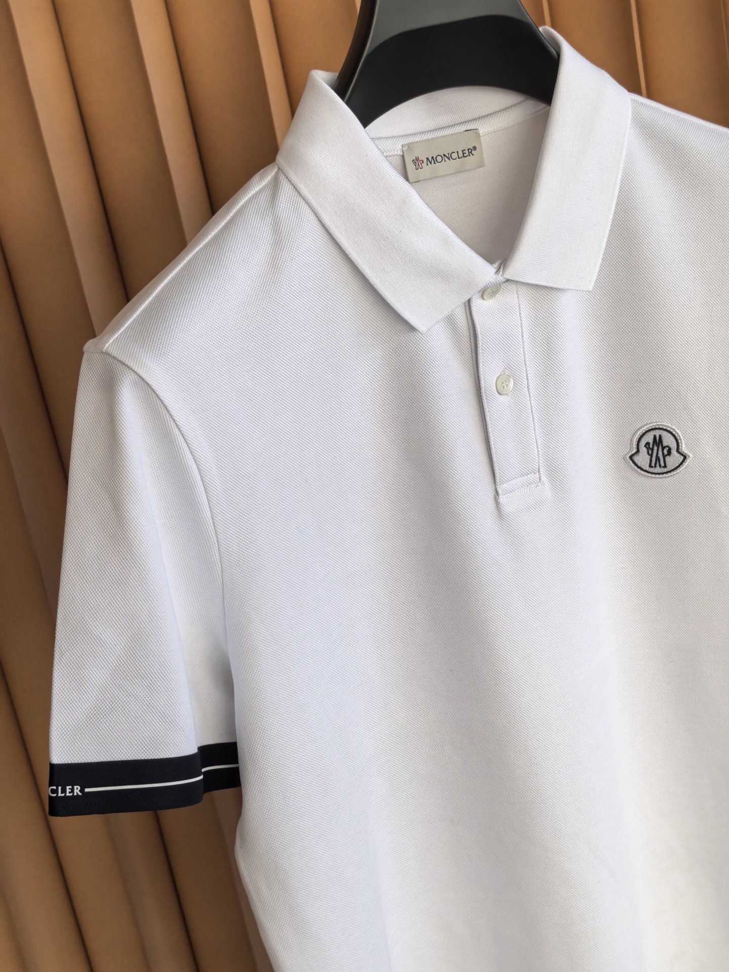 MONCLER，蒙口新款羊毛混纺Polo衫甄选羊毛双面珠地面料，于细腻肌理间，诠释当代绅士的从容格调。•