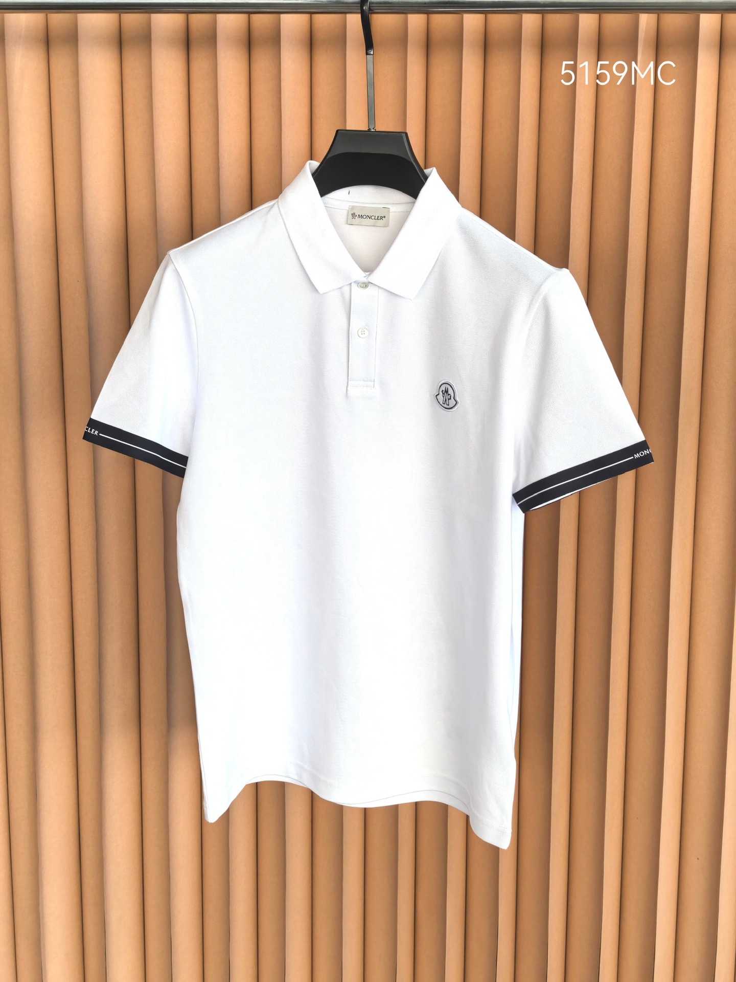 MONCLER，蒙口新款羊毛混纺Polo衫甄选羊毛双面珠地面料，于细腻肌理间，诠释当代绅士的从容格调。•