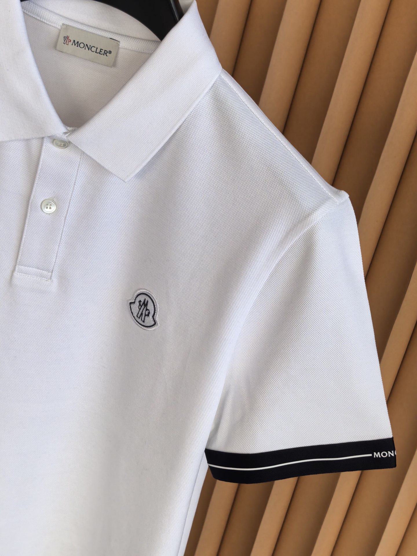 MONCLER，蒙口新款羊毛混纺Polo衫甄选羊毛双面珠地面料，于细腻肌理间，诠释当代绅士的从容格调。•