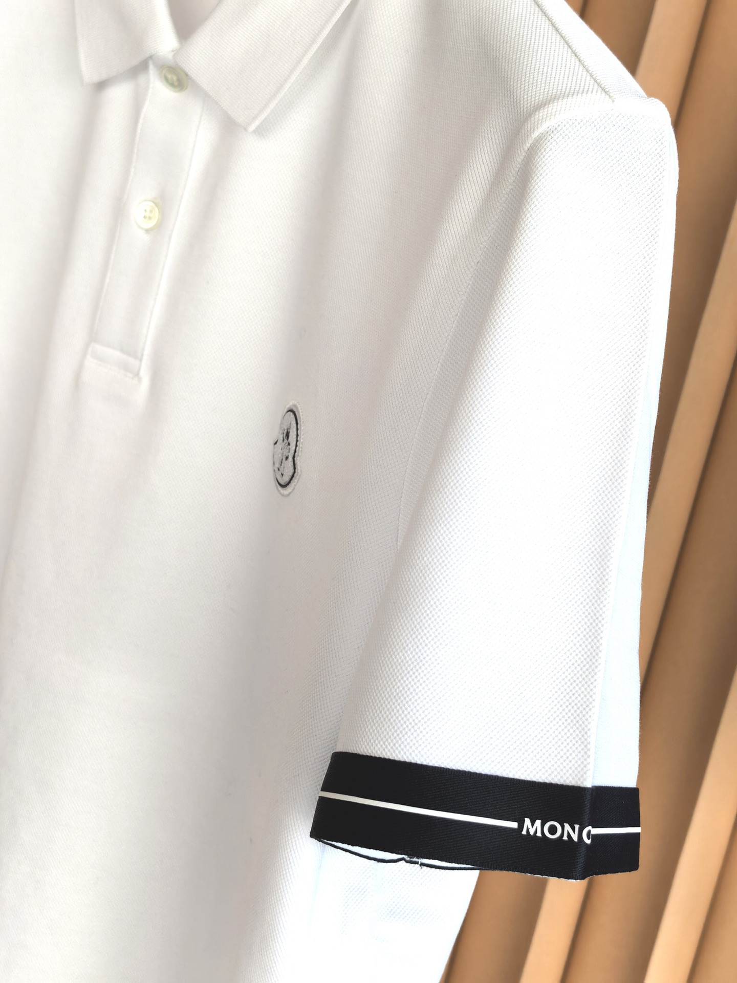 MONCLER，蒙口新款羊毛混纺Polo衫甄选羊毛双面珠地面料，于细腻肌理间，诠释当代绅士的从容格调。•