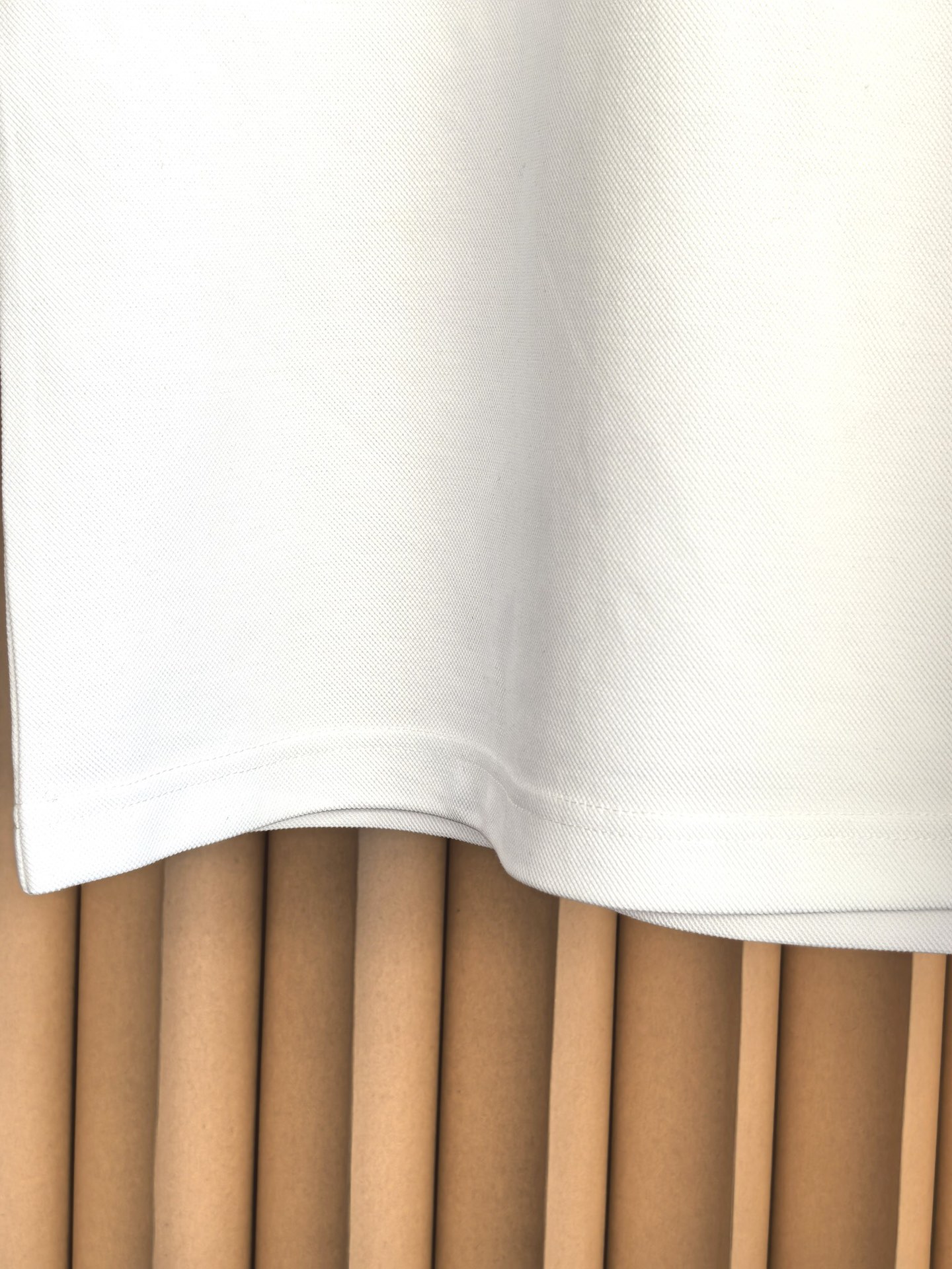 MONCLER，蒙口新款羊毛混纺Polo衫甄选羊毛双面珠地面料，于细腻肌理间，诠释当代绅士的从容格调。•