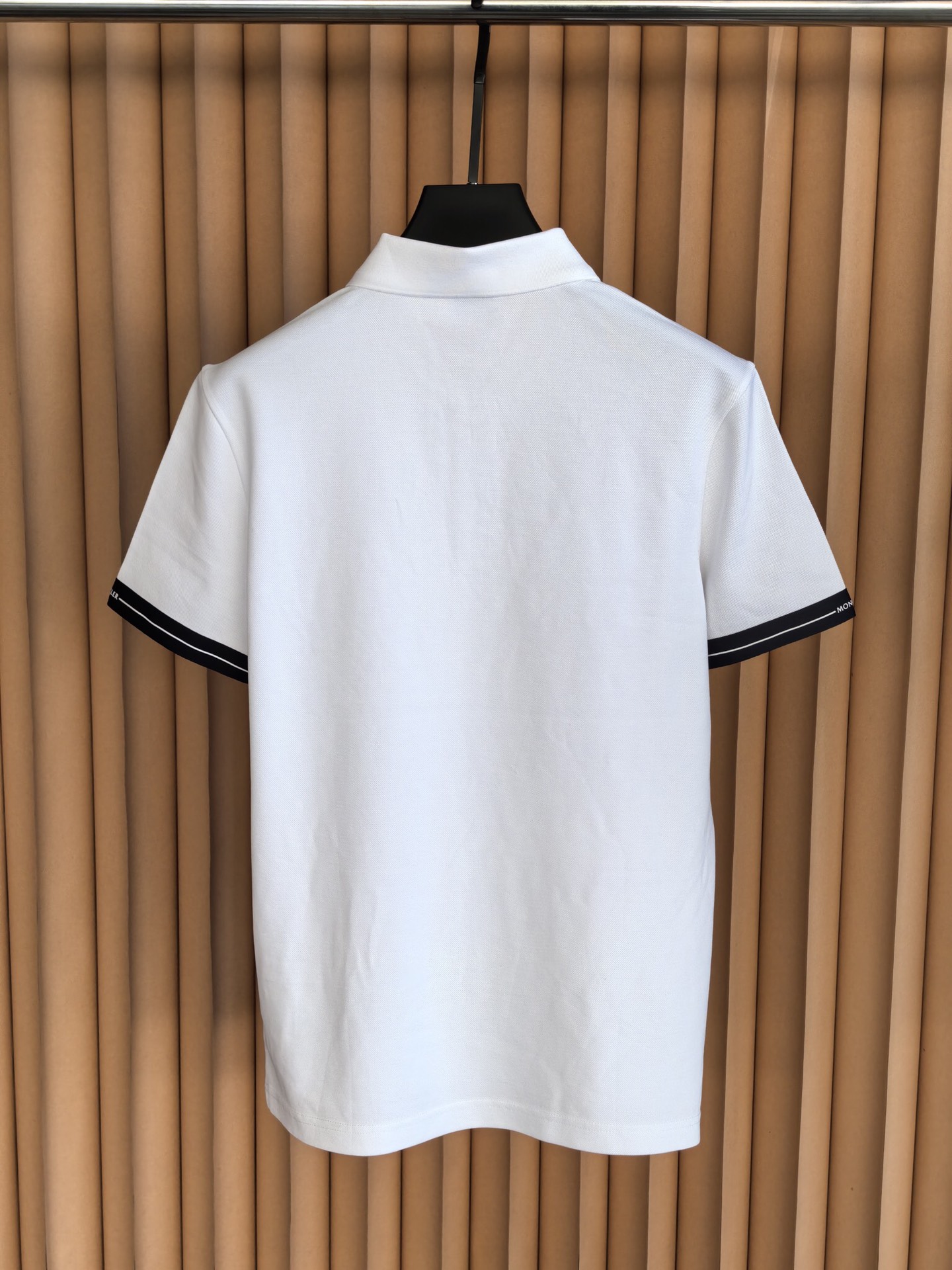 MONCLER，蒙口新款羊毛混纺Polo衫甄选羊毛双面珠地面料，于细腻肌理间，诠释当代绅士的从容格调。•