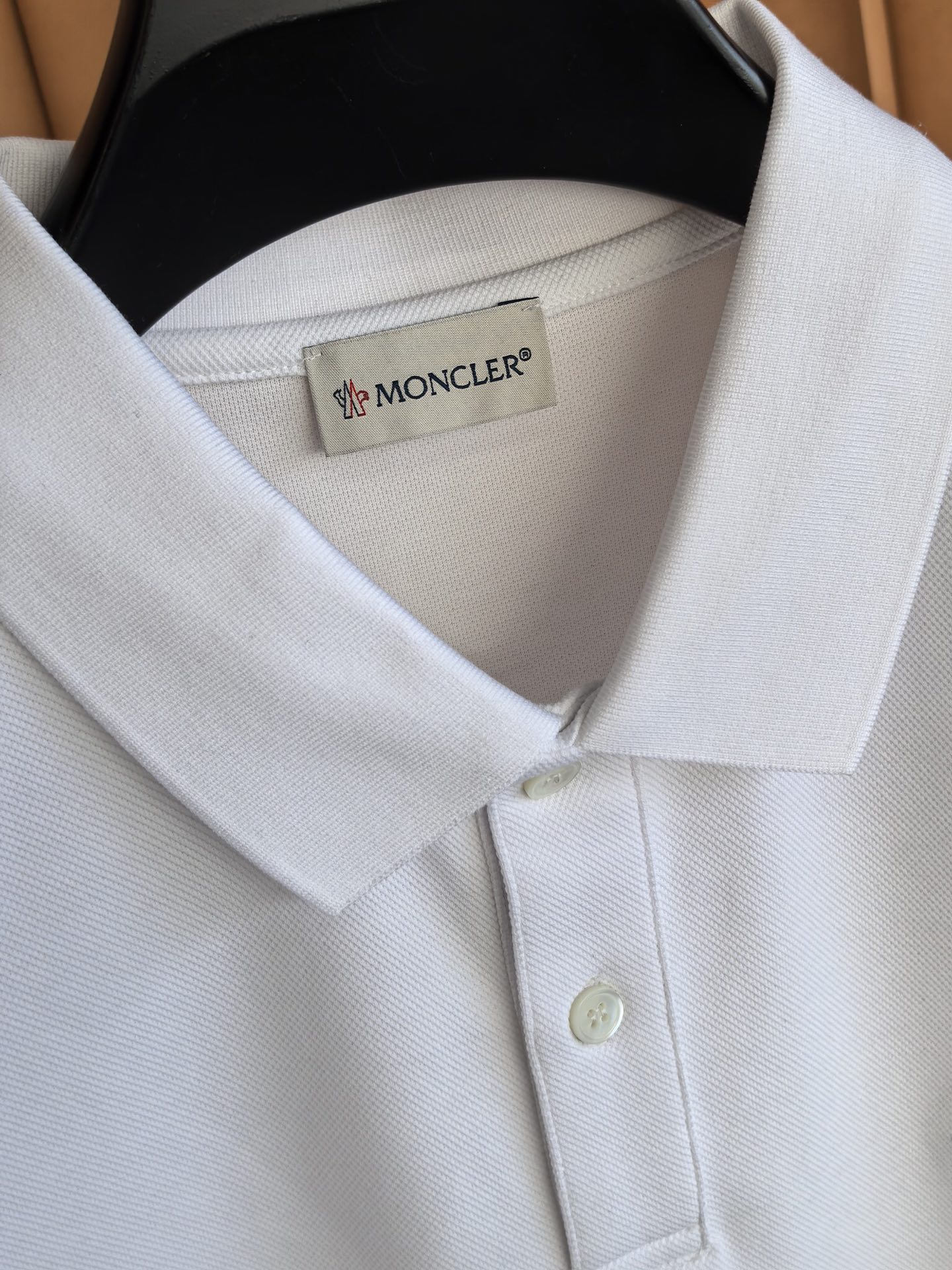 MONCLER，蒙口新款羊毛混纺Polo衫甄选羊毛双面珠地面料，于细腻肌理间，诠释当代绅士的从容格调。•